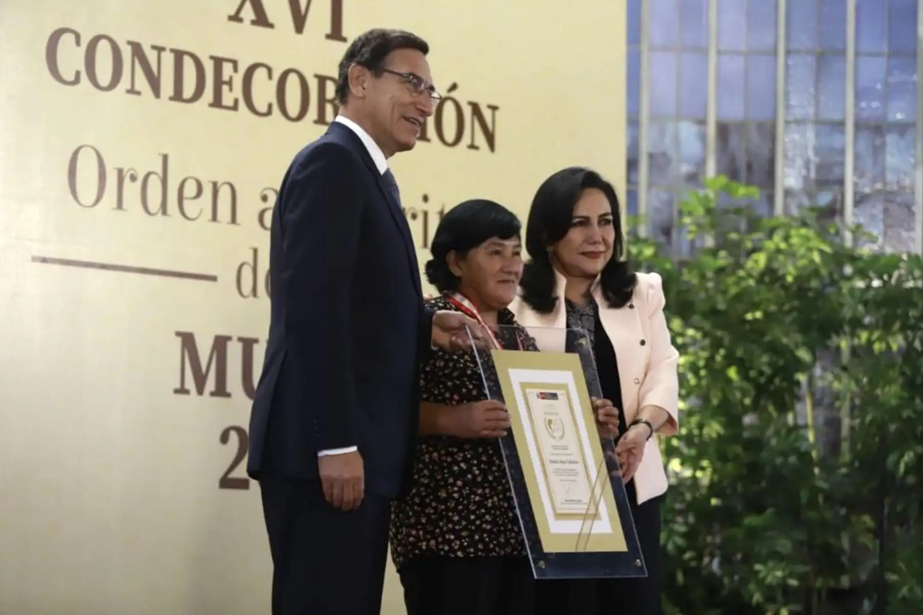 Paulina Béjar, por su trayectoria y labor incansable para reducir la violencia contra las mujeres, las niñas y los niños en zonas rurales de Ayacucho. . Foto: ANDINA/ Prensa Presidencia