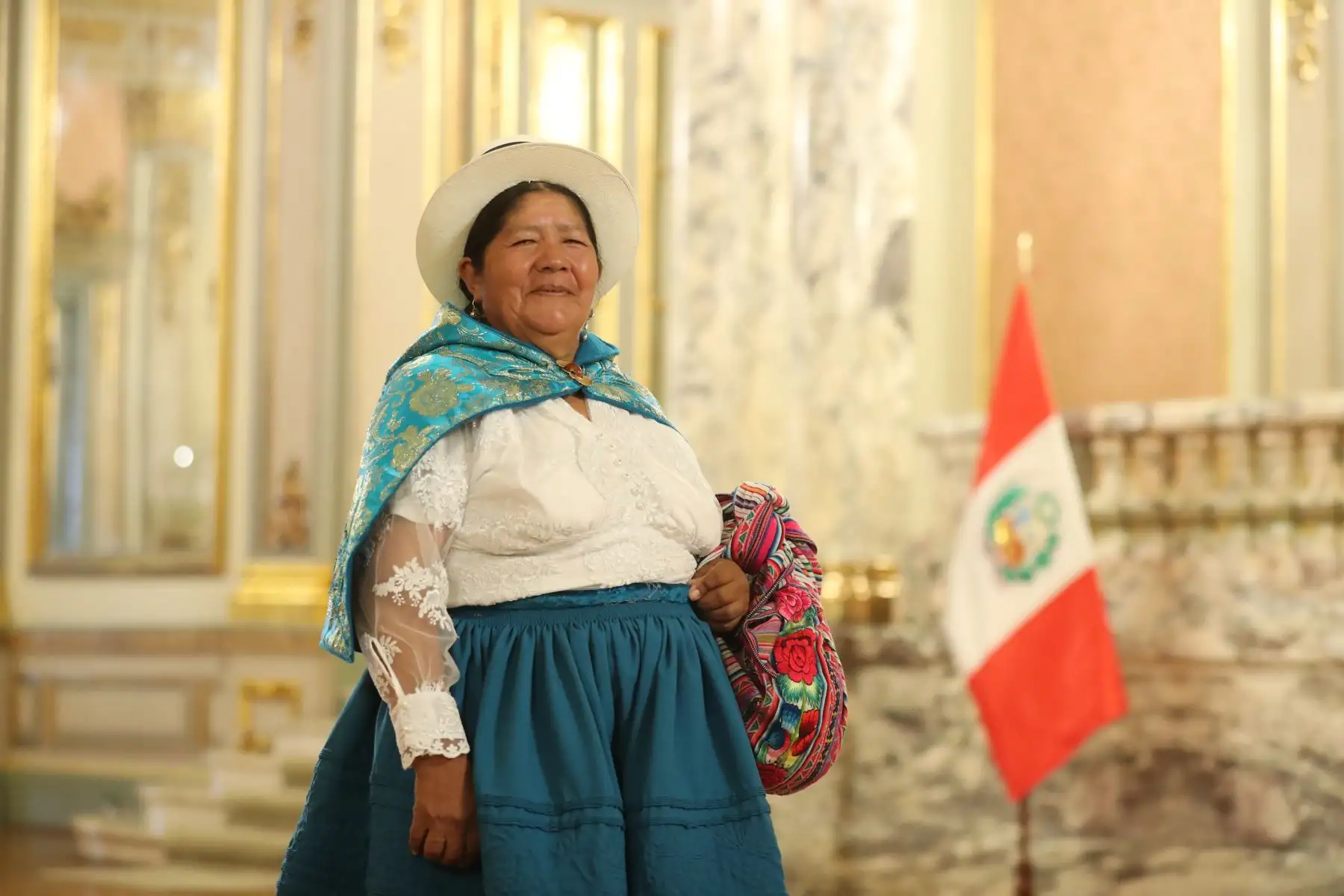 Lidia Flores, impulsó y acompañó las exhumaciones en fosas halladas en Ayacucho. Promovió la Ley de Banco de Datos Genéticos para la búsqueda de personas desaparecidas. Por la fortaleza en su tercera edad, continúa inspirando valentía y perseverancia. Foto: ANDINA/ Prensa Presidencia