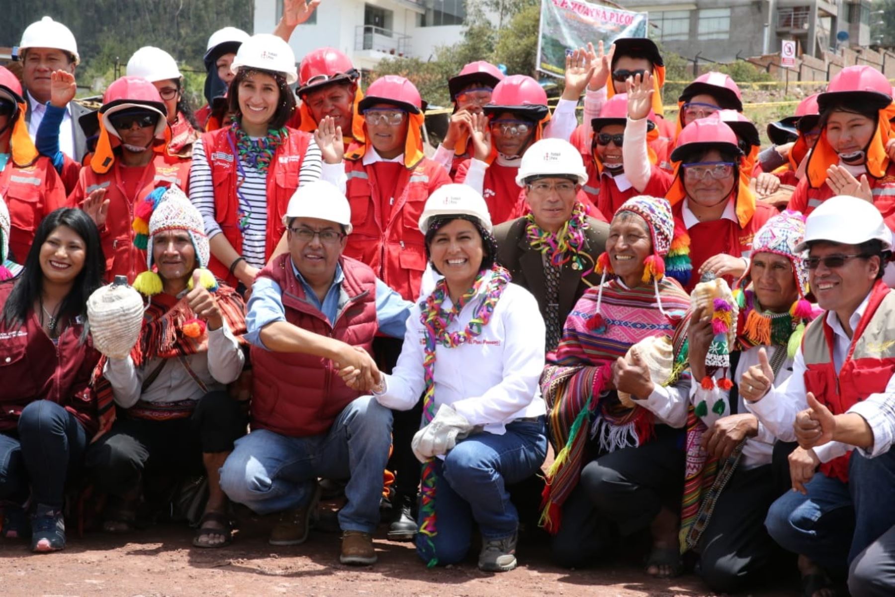 Ministra de Trabajo y Promoción del Empleo (MTPE), Sylvia Cáceres (al centro), en Cusco.  Foto: Cortesía.