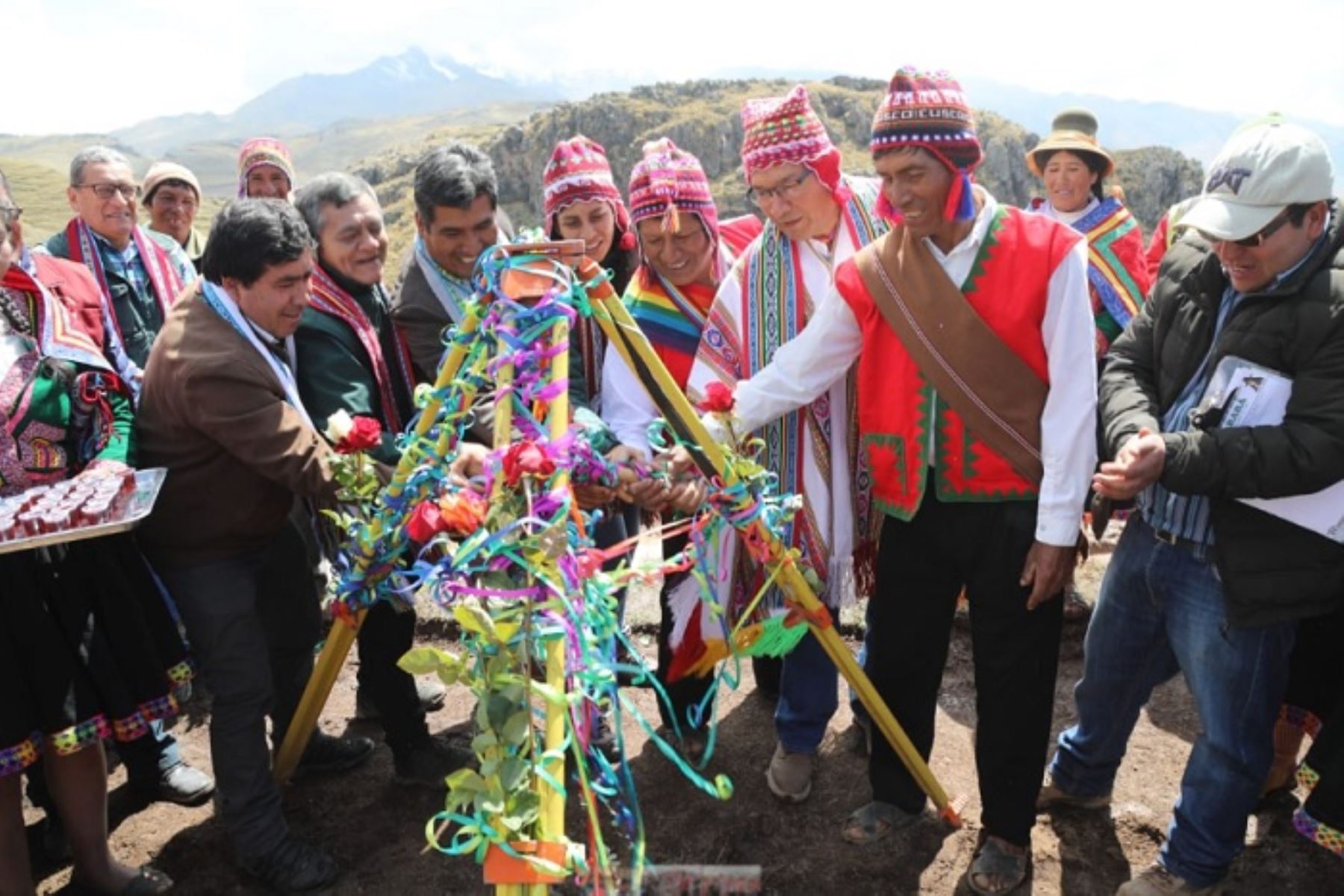 En el Cusco se beneficiarán 12,912 familias con 6,456 hectáreas de siembra de pastos. La meta al año 2021 es llegar a las 300 mil hectáreas de pastos en el país