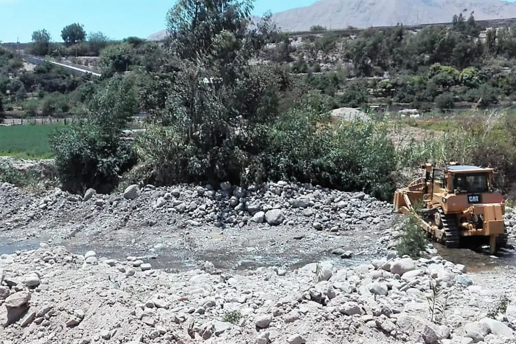 Maquinaria pesada trabaja en la remoción de material sedimentado en las riberas del río Tumilaca, en Moquegua.