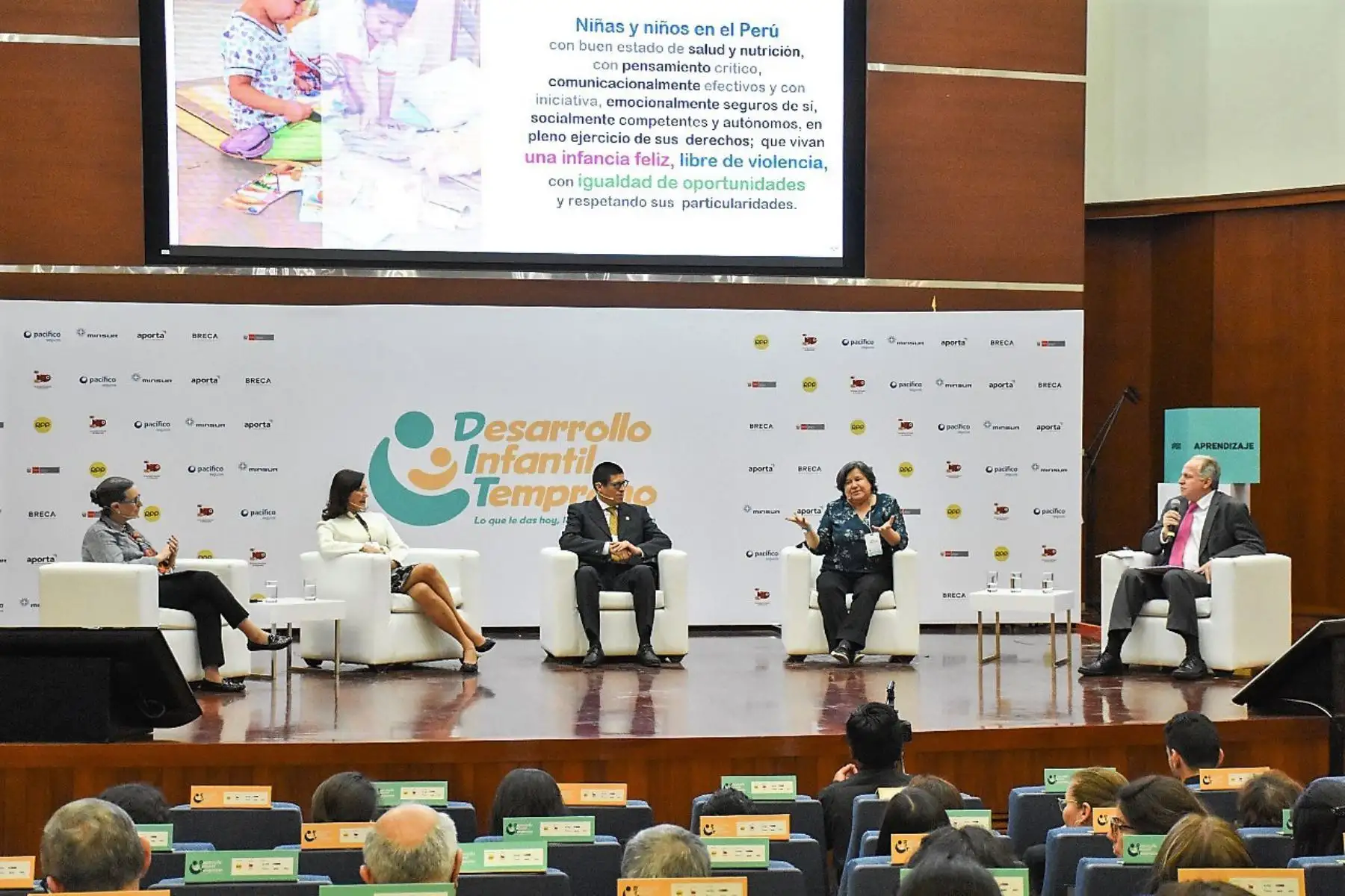 La titular del Midis, Ariela Luna, participó en un foro sobre políticas en favor de la primera infancia.