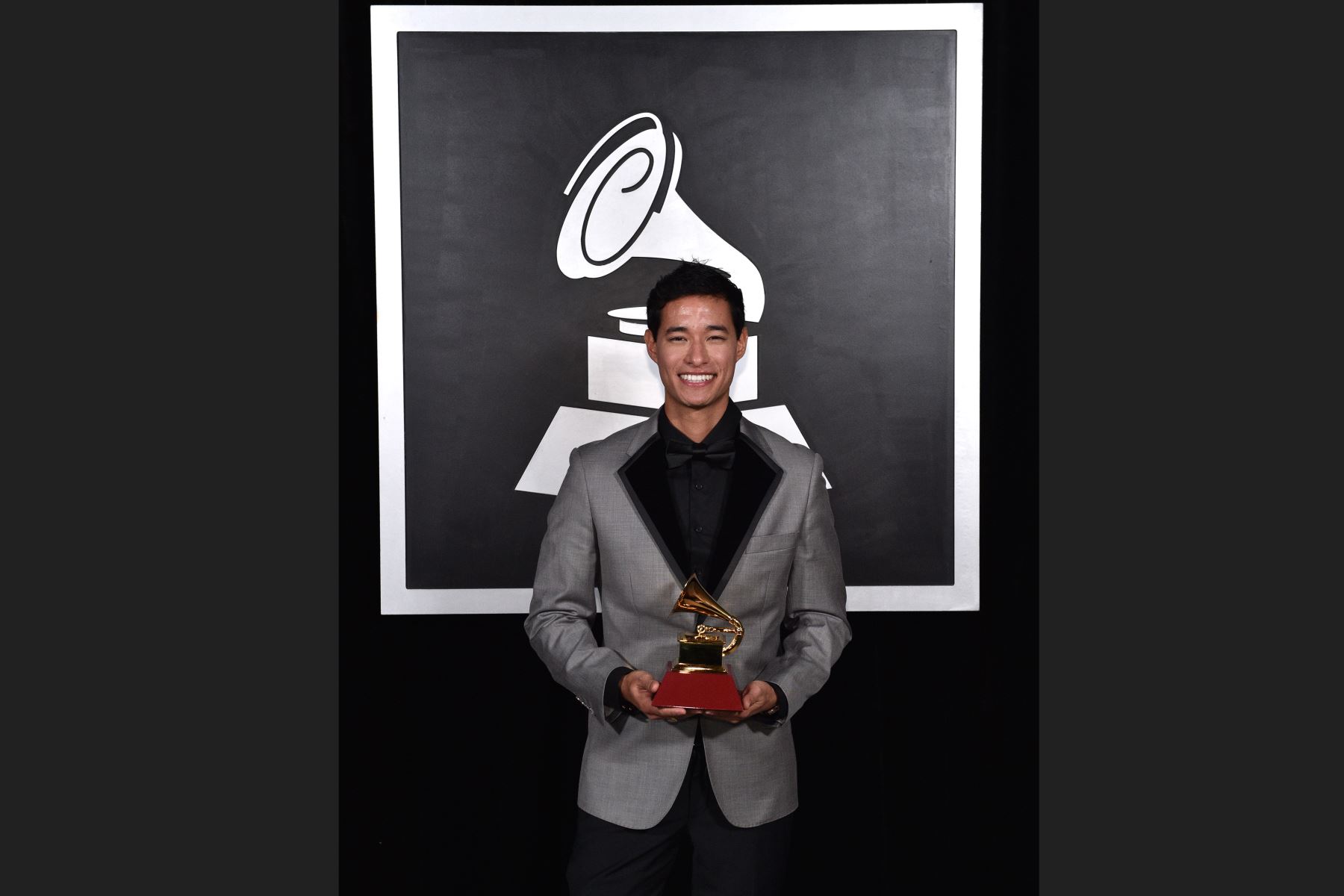 Tony Succar recibió el  premio para el Mejor Álbum de Salsa y Productor del Año en el escenario en la Ceremonia de estreno durante la 20a entrega anual de los Premios GRAMMY Latinos en el MGM Grand Garden Arena el 14 de noviembre de 2019.Foto: AFP