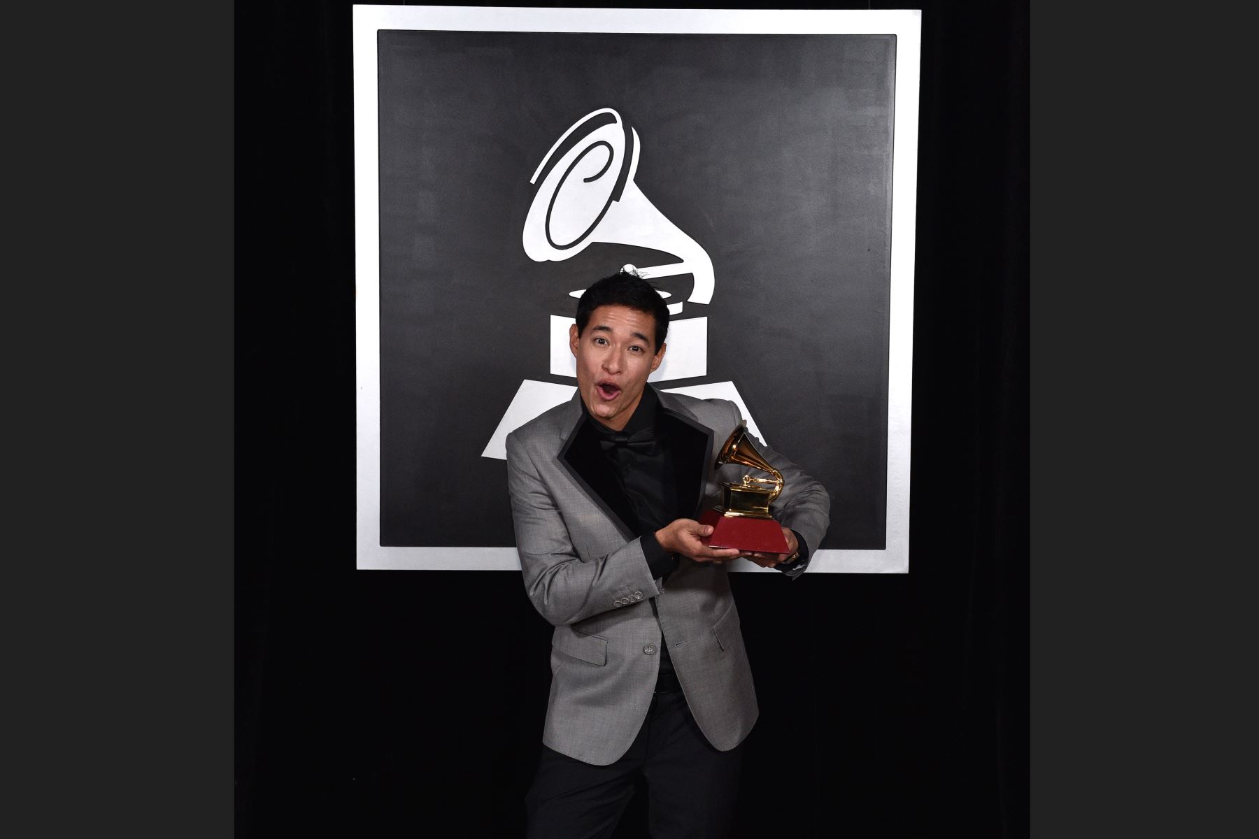 Tony Succar recibió el  premio para el Mejor Álbum de Salsa y Productor del Año en el escenario en la Ceremonia de estreno durante la 20a entrega anual de los Premios GRAMMY Latinos en el MGM Grand Garden Arena el 14 de noviembre de 2019.Foto: AFP