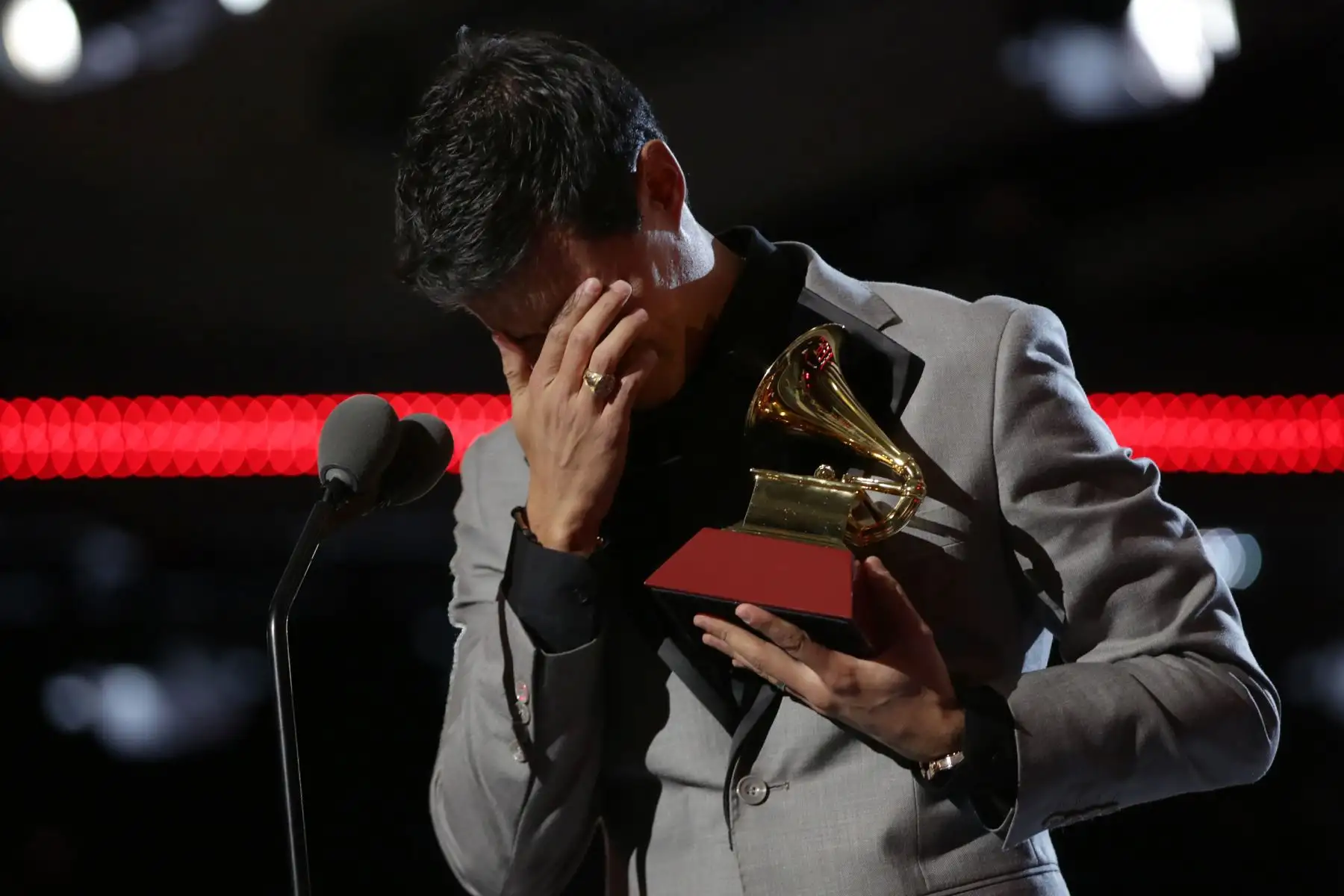 Tony Succar recibió el  premio para el Mejor Álbum de Salsa y Productor del Año en el escenario en la Ceremonia de estreno durante la 20a entrega anual de los Premios GRAMMY Latinos en el MGM Grand Garden Arena el 14 de noviembre de 2019.Foto: AFP