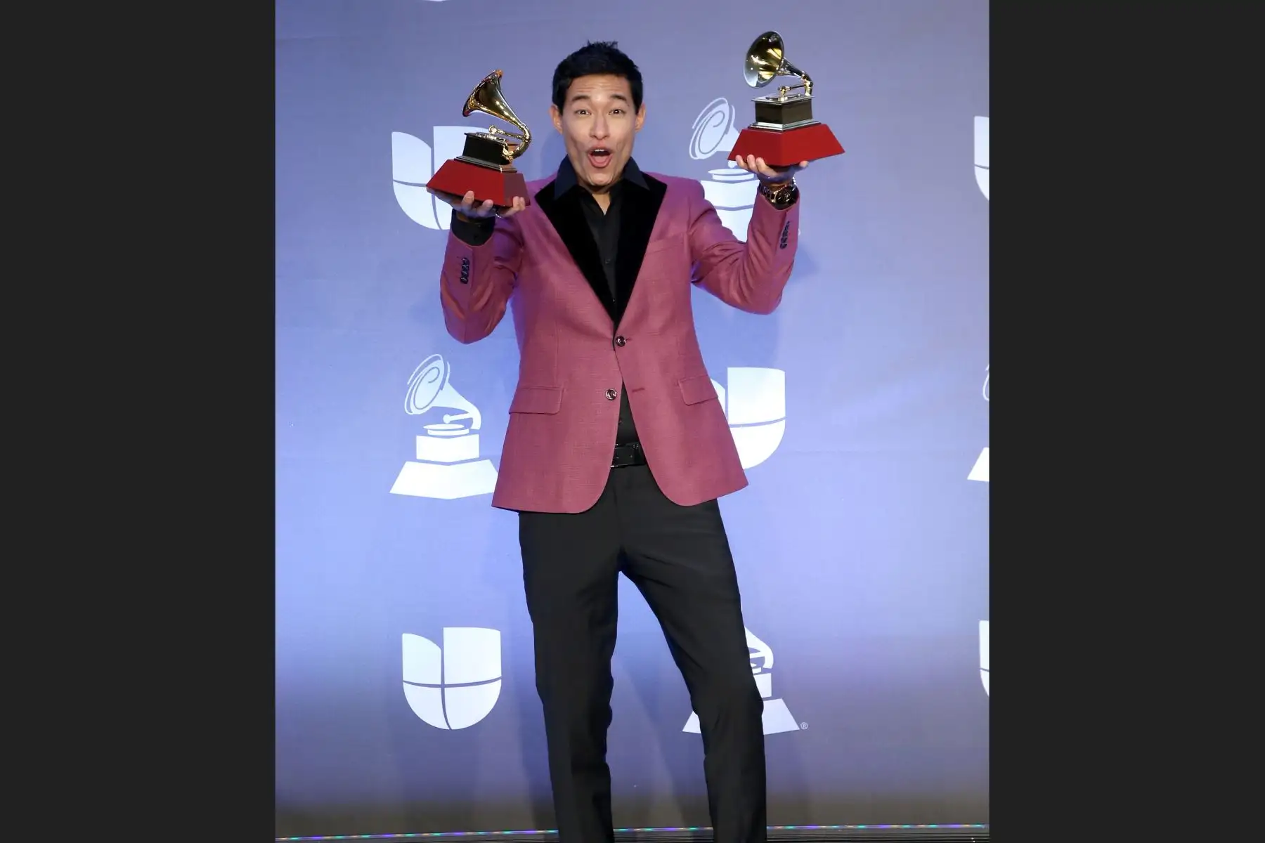 Tony Succar recibió el  premio para el Mejor Álbum de Salsa y Productor del Año en el escenario en la Ceremonia de estreno durante la 20a entrega anual de los Premios GRAMMY Latinos en el MGM Grand Garden Arena el 14 de noviembre de 2019.Foto: AFP