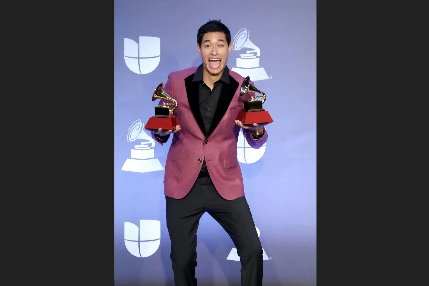 Tony Succar recibió el  premio para el Mejor Álbum de Salsa y Productor del Año en el escenario en la Ceremonia de estreno durante la 20a entrega anual de los Premios GRAMMY Latinos en el MGM Grand Garden Arena el 14 de noviembre de 2019.Foto: AFP