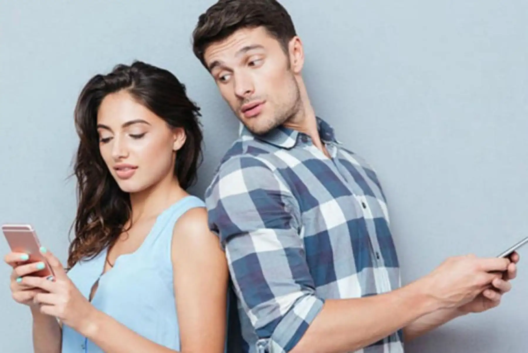 ¿Es bueno para la relación de pareja compartir el celular?. Internet.