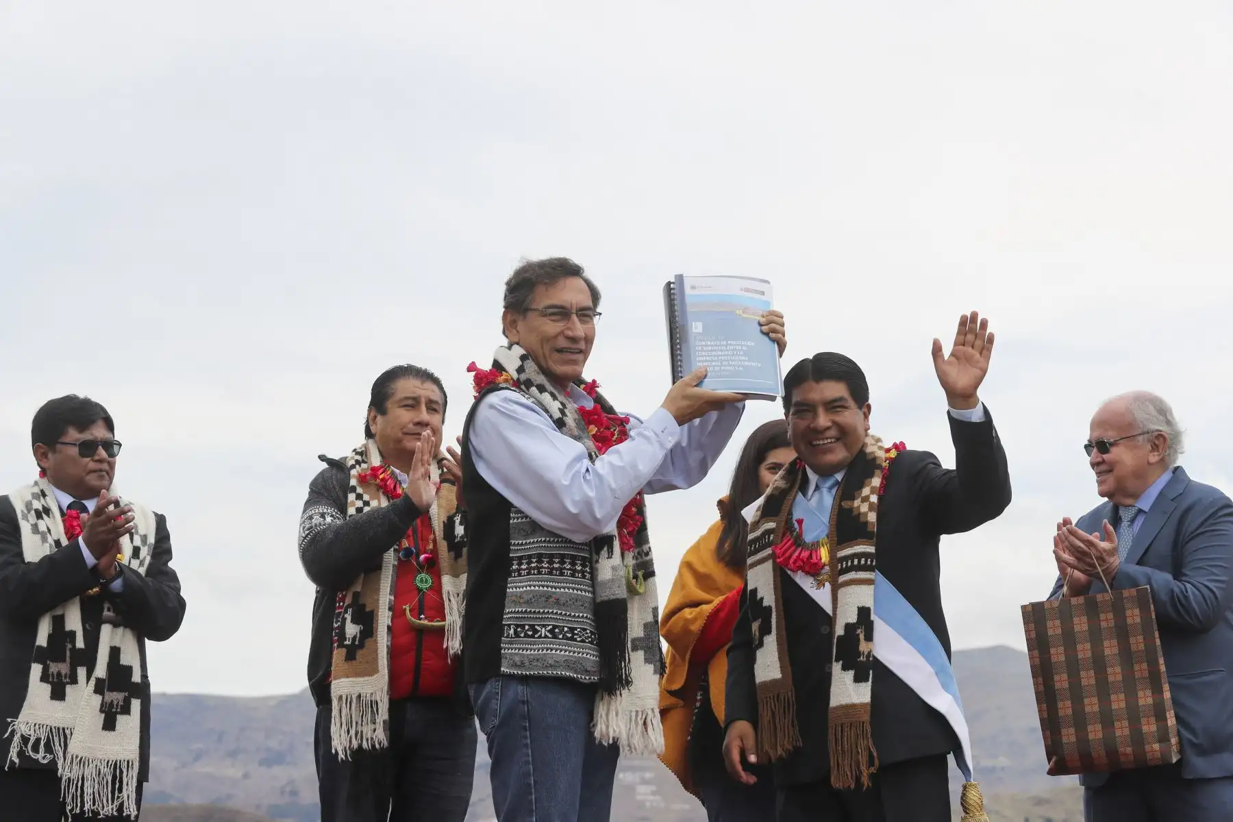 Jefe del Estado, Martín Vizcarra inspecciona la planta de tratamiento de aguas residuales de Puno. Luego el jefe de Estado presentó el proyecto: “Sistema de tratamiento de aguas residuales de la cuenca del Lago Titicaca – PTAR Titicaca.Foto: ANDINA/Prensa Presidencia