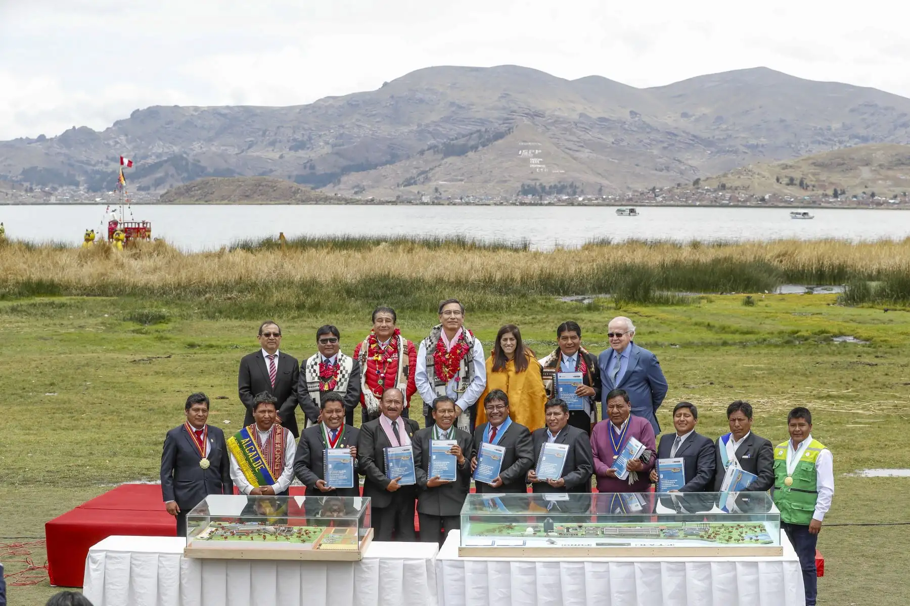 Jefe del Estado, Martín Vizcarra inspecciona la planta de tratamiento de aguas residuales de Puno. Luego el jefe de Estado presentó el proyecto: “Sistema de tratamiento de aguas residuales de la cuenca del Lago Titicaca – PTAR Titicaca.Foto: ANDINA/Prensa Presidencia