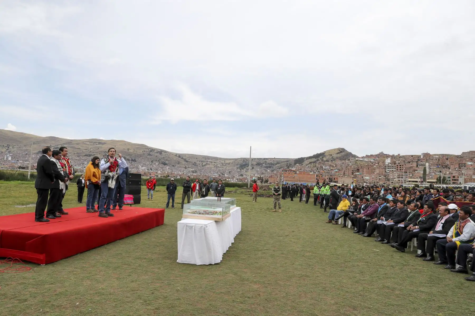 Jefe del Estado, Martín Vizcarra inspecciona la planta de tratamiento de aguas residuales de Puno. Luego el jefe de Estado presentó el proyecto: “Sistema de tratamiento de aguas residuales de la cuenca del Lago Titicaca – PTAR Titicaca.Foto: ANDINA/Prensa Presidencia