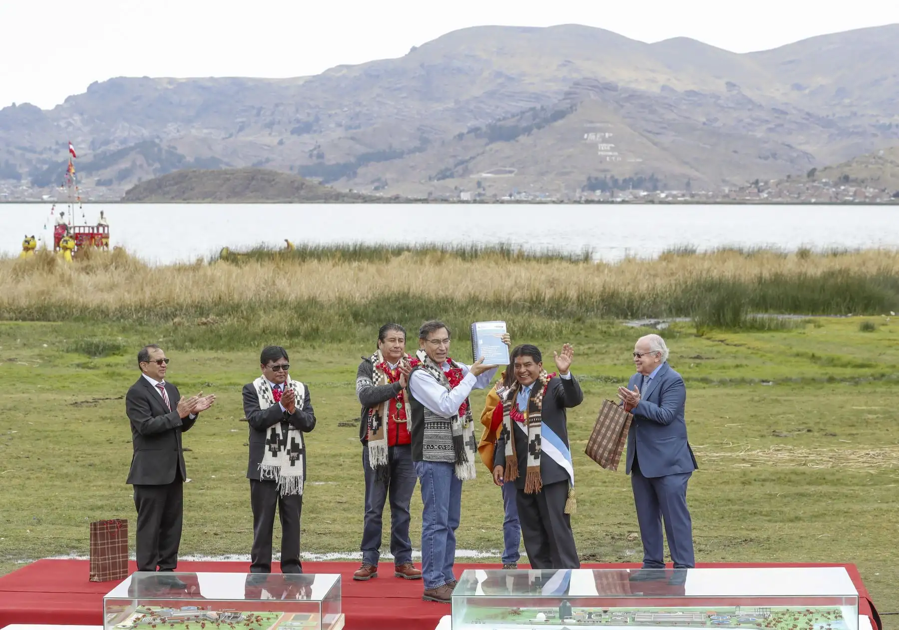Jefe del Estado, Martín Vizcarra inspecciona la planta de tratamiento de aguas residuales de Puno. Luego el jefe de Estado presentó el proyecto: “Sistema de tratamiento de aguas residuales de la cuenca del Lago Titicaca – PTAR Titicaca.Foto: ANDINA/Prensa Presidencia