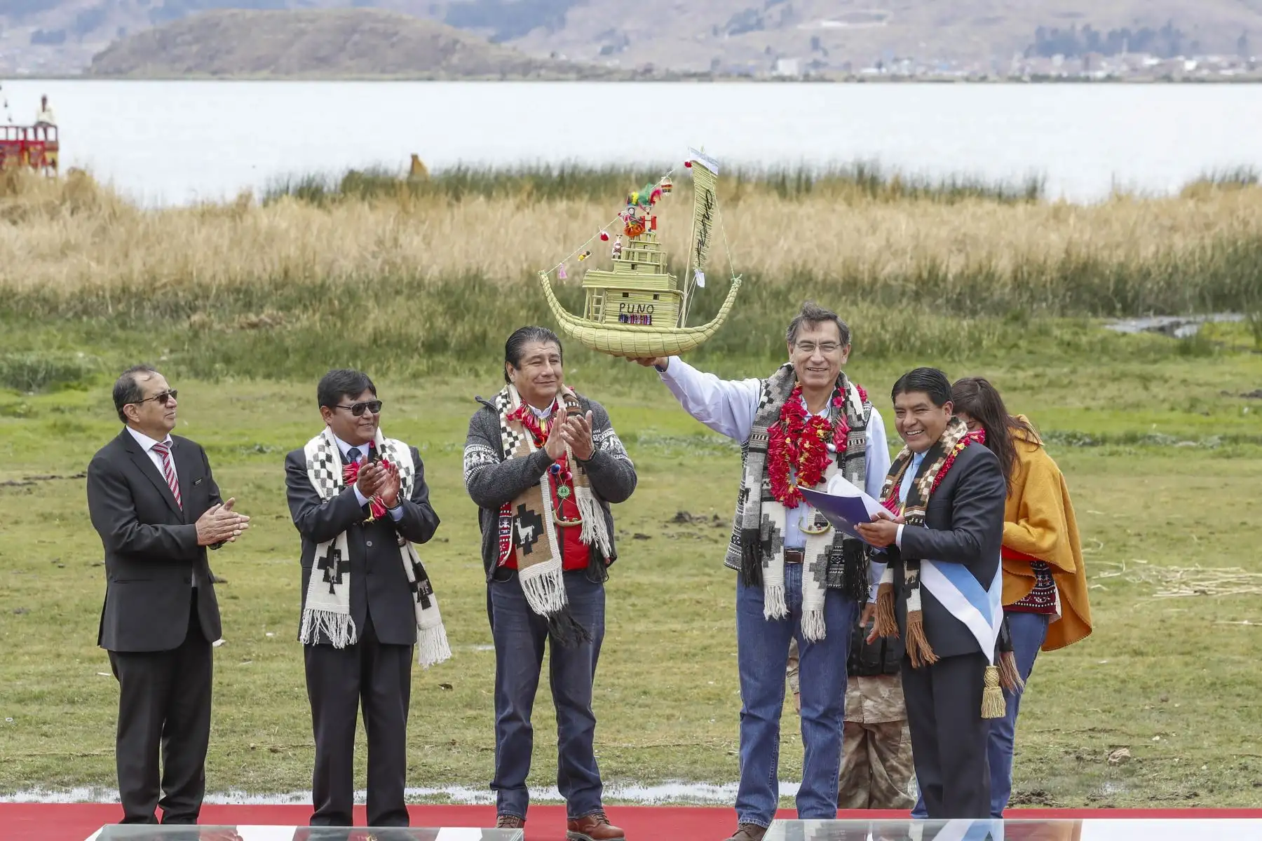 Jefe del Estado, Martín Vizcarra inspecciona la planta de tratamiento de aguas residuales de Puno. Luego el jefe de Estado presentó el proyecto: “Sistema de tratamiento de aguas residuales de la cuenca del Lago Titicaca – PTAR Titicaca.Foto: ANDINA/Prensa Presidencia