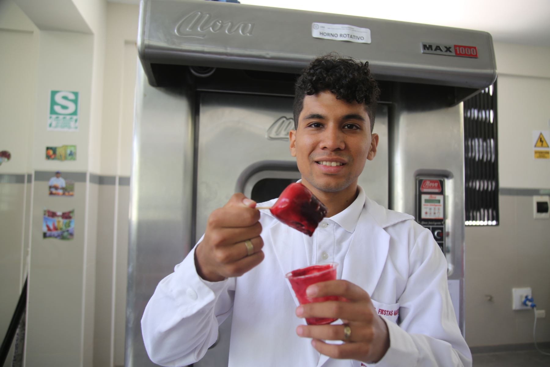Estudiante Marco Stephanno Fiestas Mariscal, de la Universidad Nacional del Santa, presenta helado que ayuda a combatir la anemia infantil. Foto: ANDINA/difusión.