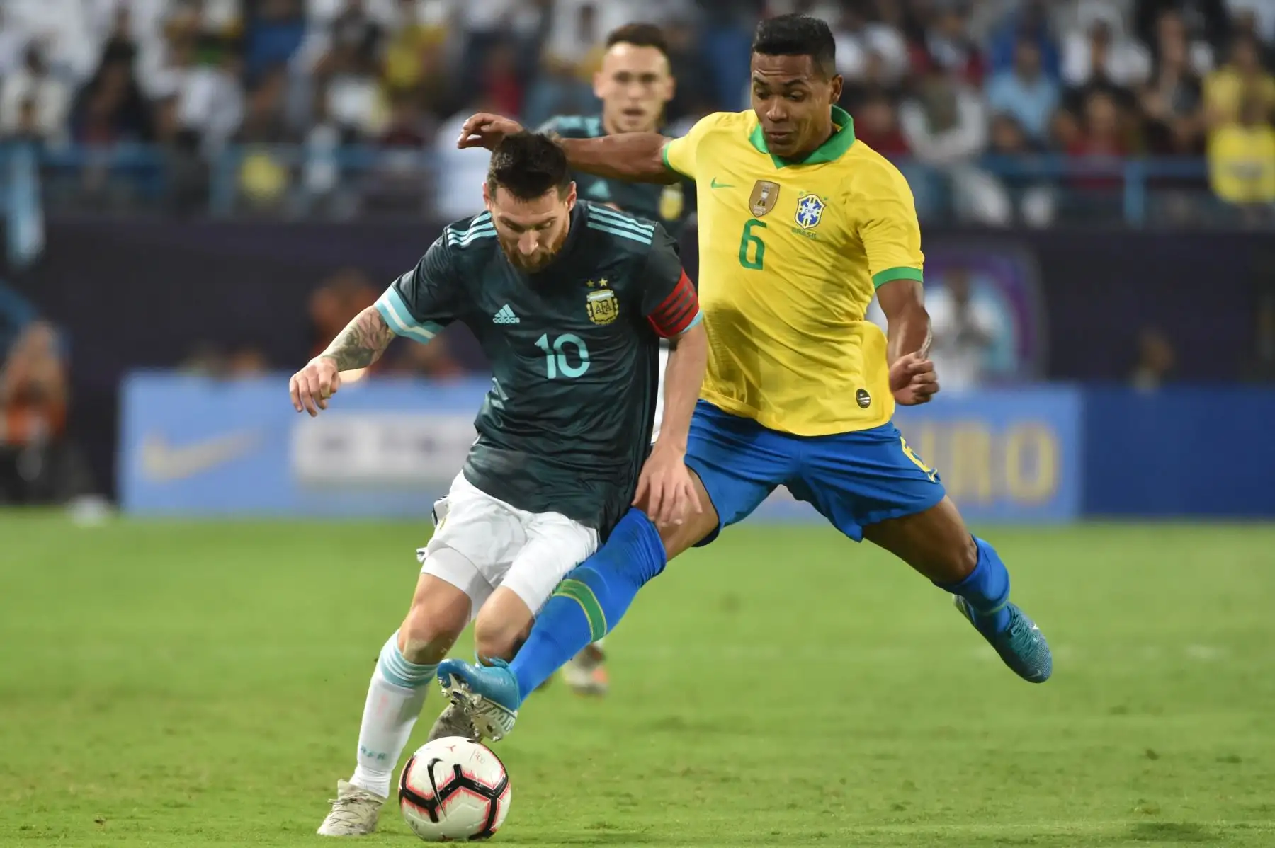 El delantero argentino Lionel Messi  está marcado por el defensor brasileño Alex Sandro durante el partido amistoso de fútbol entre Brasil y Argentina en el estadio de la Universidad King Saud en la capital saudita, Riad. Foto: AFP