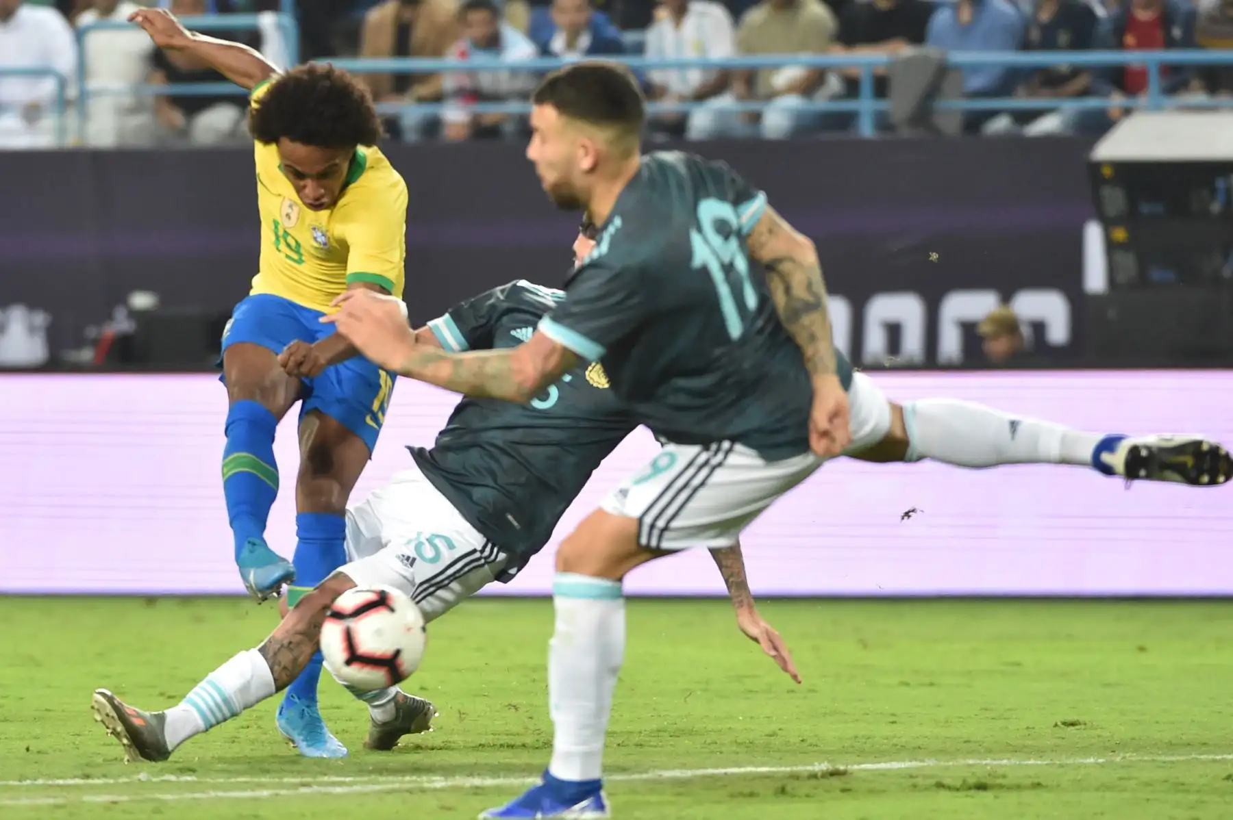 El delantero brasileño William (L) intenta un tiro durante el partido amistoso de fútbol entre Brasil y Argentina en el estadio de la Universidad King Saud en la capital saudita, Riad. AFP