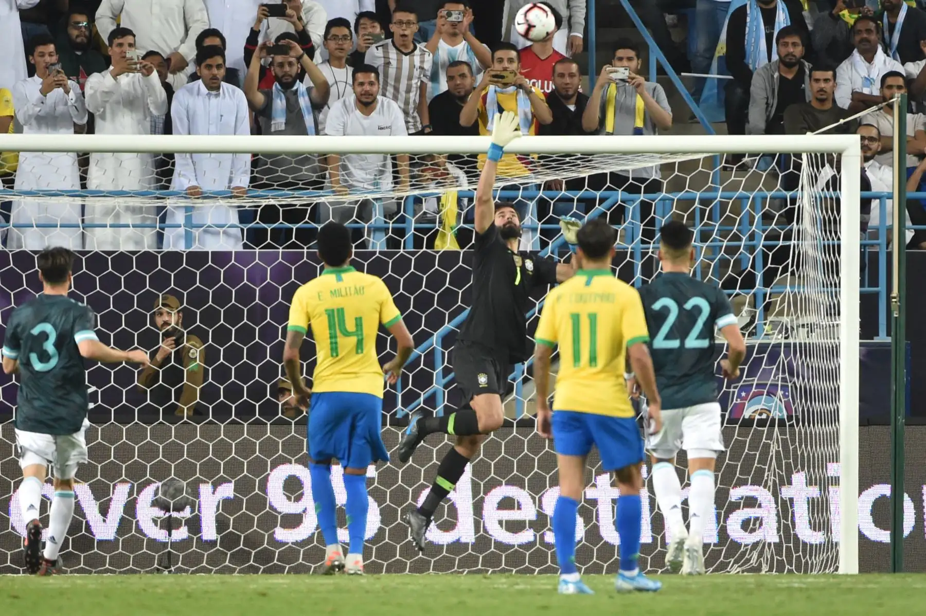 El portero de Brasil Alisson Becker (C) golpea la pelota sobre la portería durante el partido amistoso de fútbol entre Brasil y Argentina. AFP