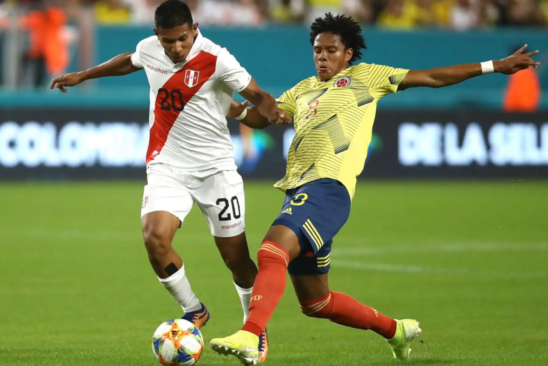 El delantero peruano Edison Flores esquiva marca de la defensa colombiana. Foto: INTERNET/Medios