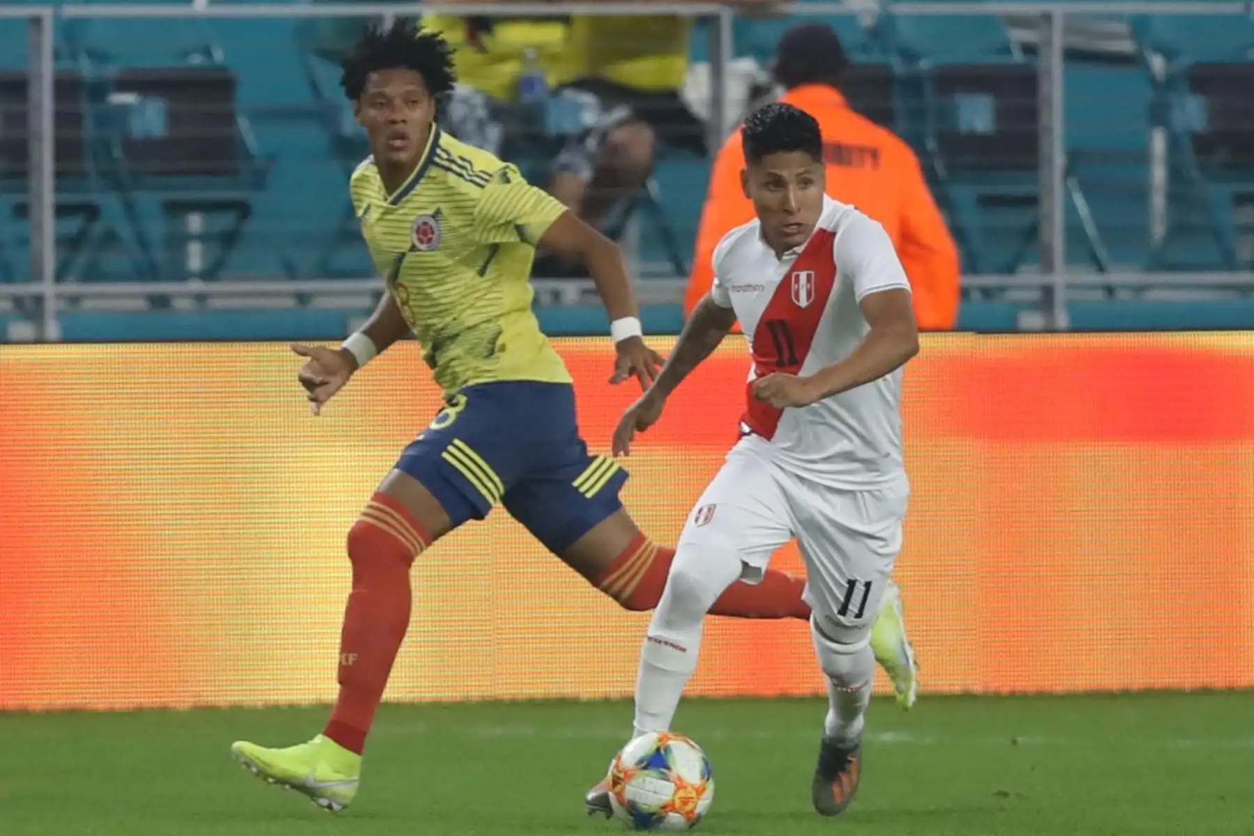 el delantero peruano Raúl Ruidíaz intenta llegar al área de Colombia en partido amistoso. Foto: INTERNET/Medios