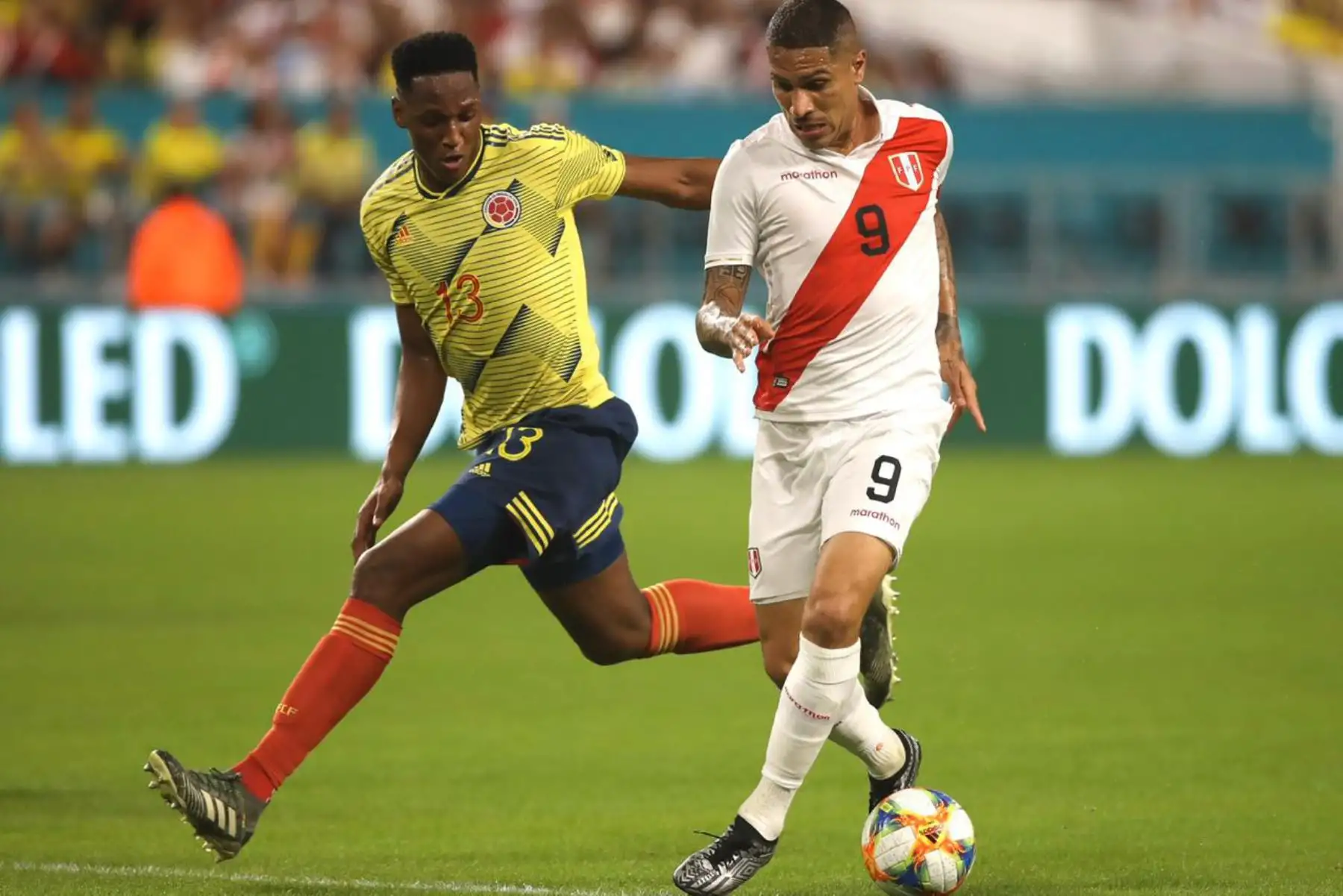 El delantero peruano Paolo Guerrero se desmarca del colombiano Yerry Mina en partido amistoso. Foto: INTERNET/Medios