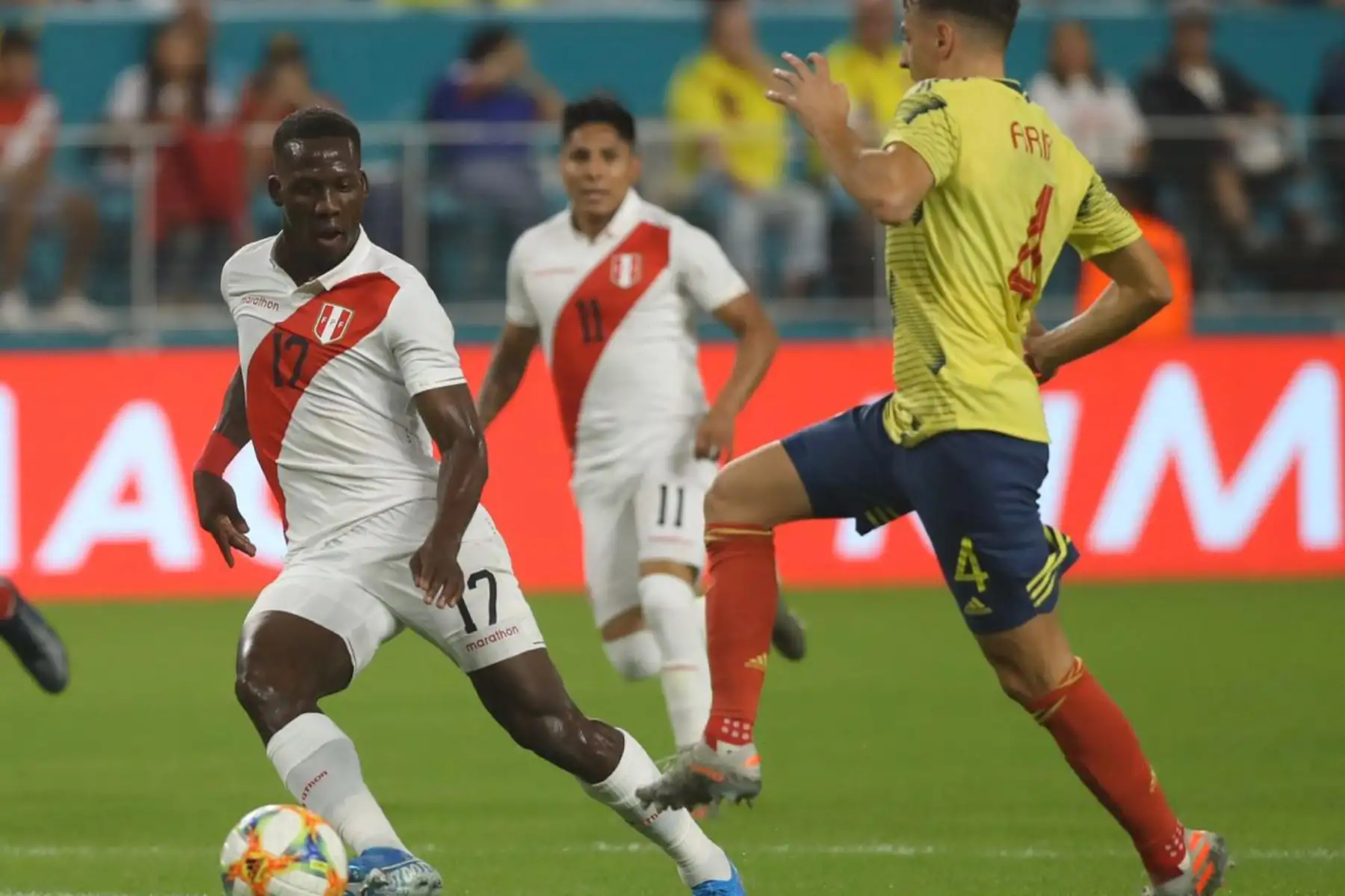 El defensa Luis Advincula protege área peruana en partido amistoso ante Colombia. Foto: INTERNET/Medios