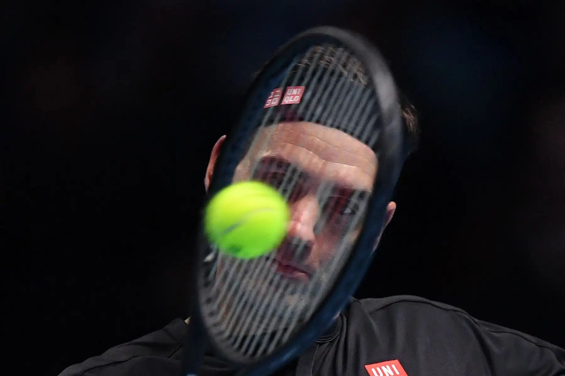 El suizo Roger Federer se enfrenta al griego Stefanos Tsitsipas durante el partido de semifinales de individuales masculinos en el  torneo de tenis ATP World Tour Finals en el O2 Arena en Londres.
Foto: AFP