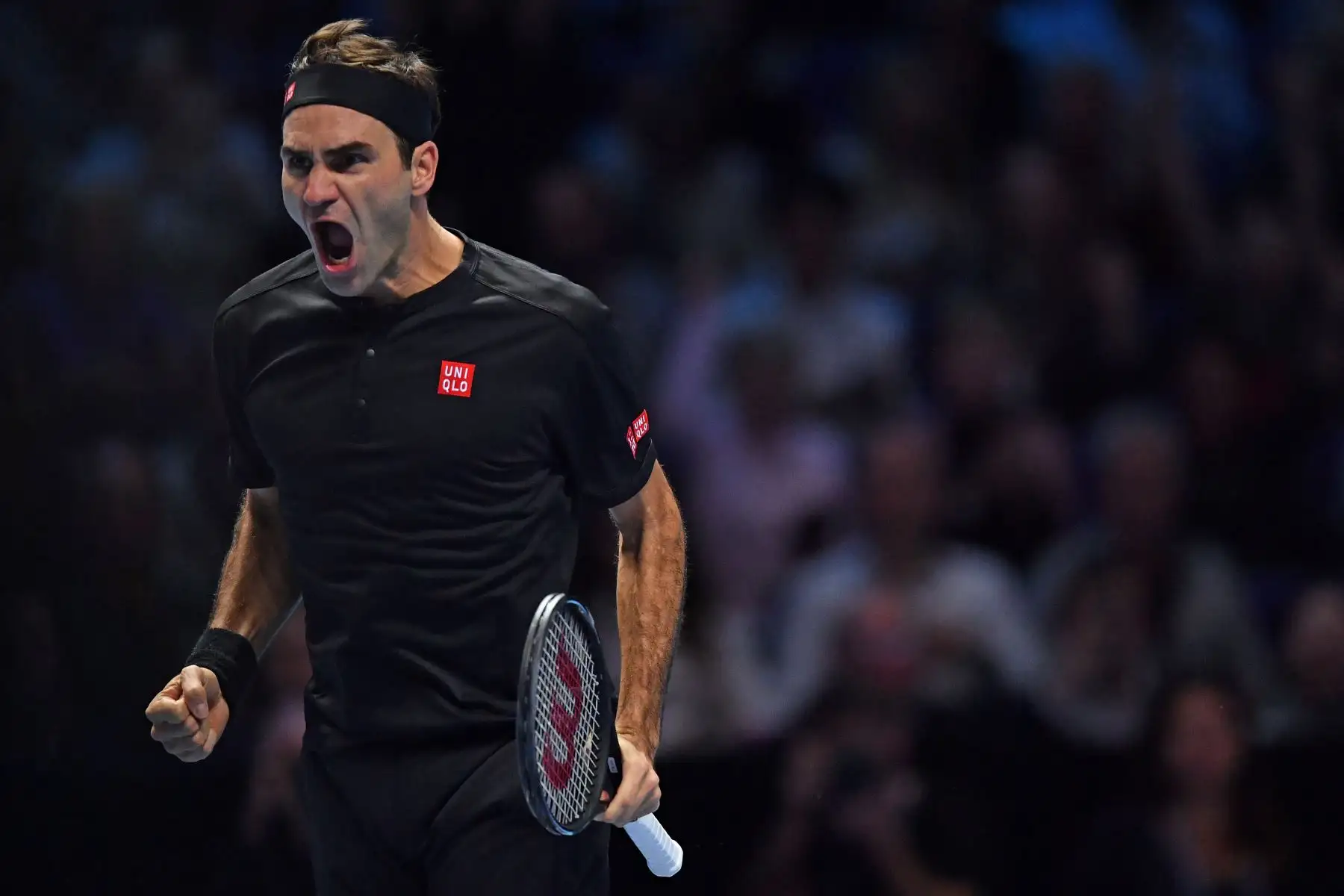El suizo Roger Federer celebra su triunfo en sets corridos sobre el serbio Novak Djokovic de Serbia en su partido de ida y vuelta de singles masculinos en el quinto día del torneo de tenis ATP World Tour Finals en el O2 Arena en Londres.
Foto: AFP