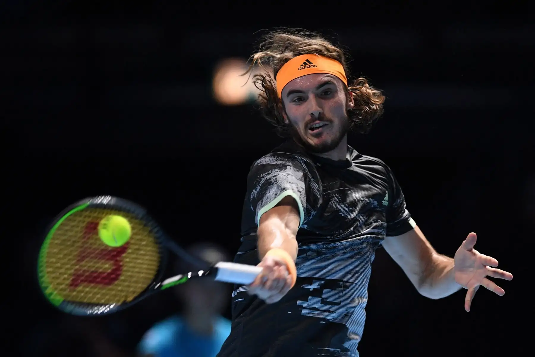 El suizo Roger Federer celebra su triunfo en sets corridos sobre el serbio Novak Djokovic de Serbia en su partido de ida y vuelta de singles masculinos en el quinto día del torneo de tenis ATP World Tour Finals en el O2 Arena en Londres.
Foto: AFP