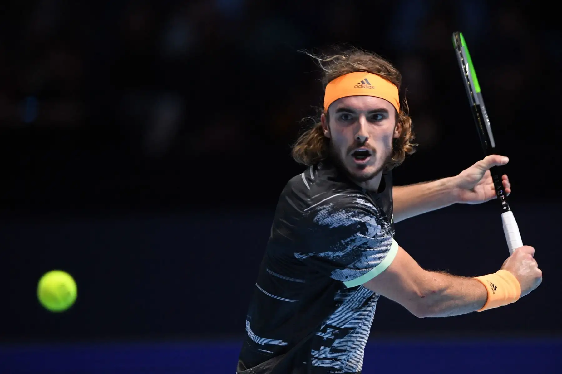 El griego Stefanos Tsitsipas se enfrenta al suizo Roger Federer durante el partido de semifinales de individuales masculinos  de tenis ATP World Tour Finals en el O2 Arena de Londres.
Foto: AFP