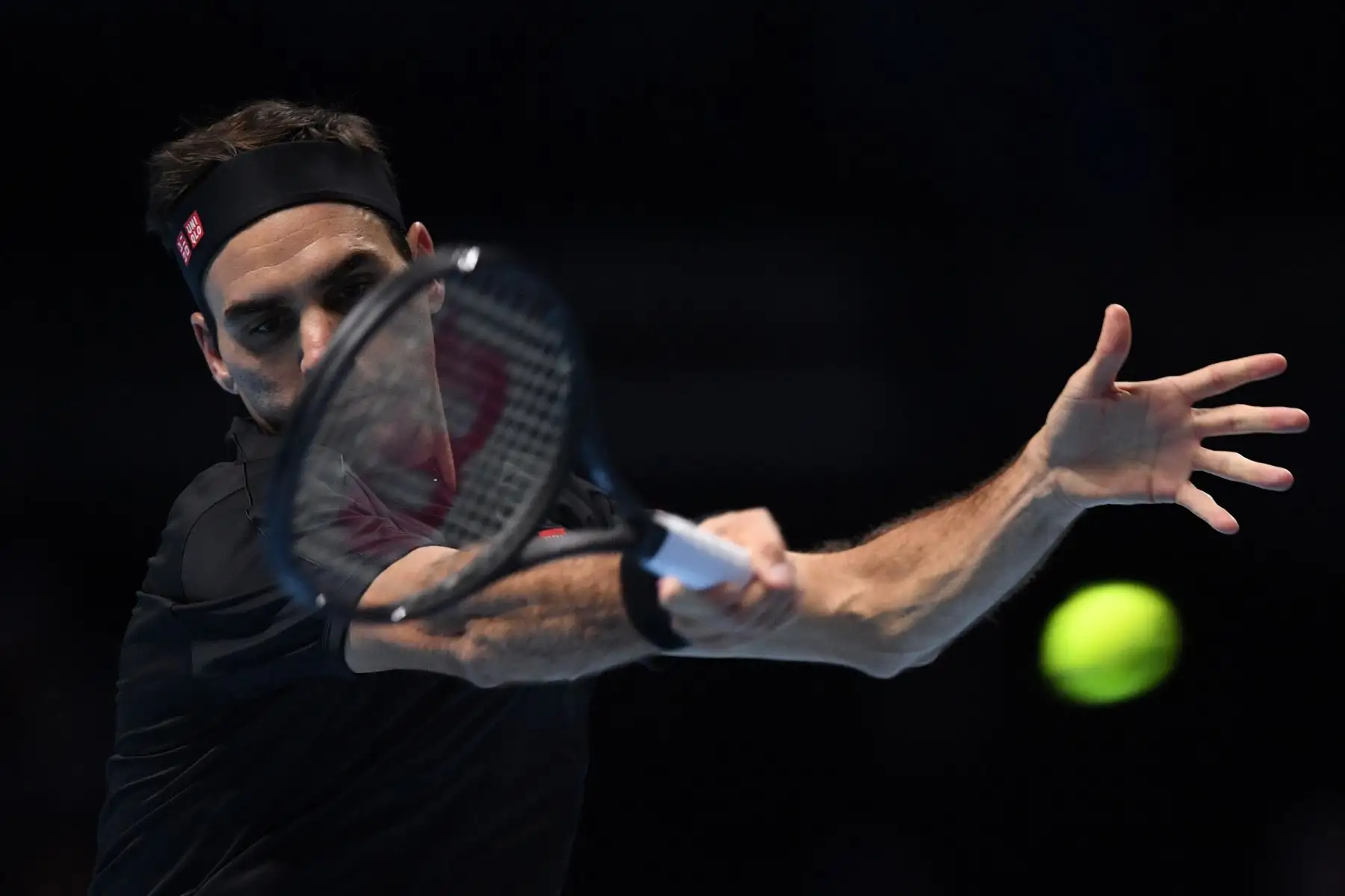 El suizo Roger Federer se enfrenta al griego Stefanos Tsitsipas durante el partido de semifinales de individuales masculinos en el torneo de tenis ATP World Tour Finals en el O2 Arena en Londres.
Foto: AFP