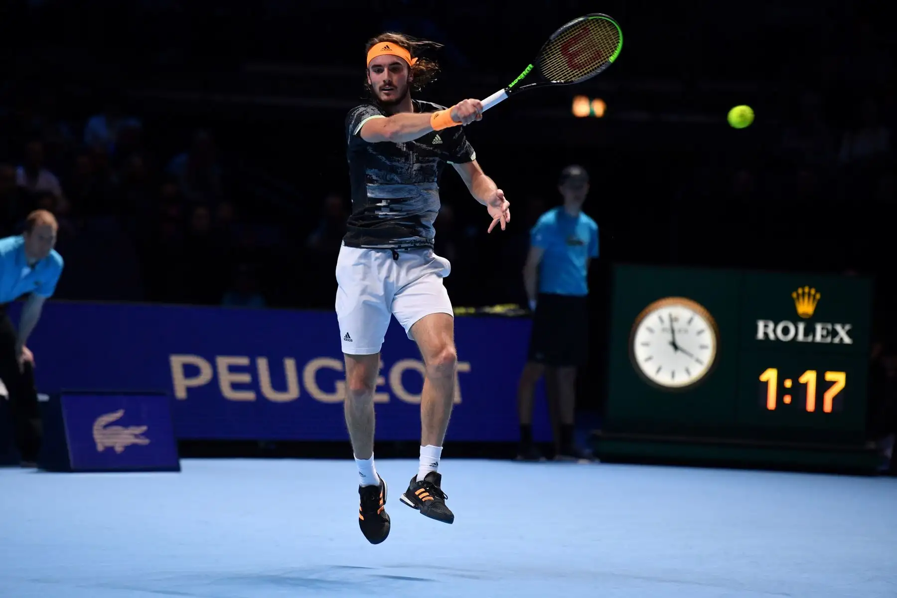 El griego Stefanos Tsitsipas se enfrenta al suizo Roger Federer durante el partido de semifinales de individuales masculinos en el torneo de tenis ATP World Tour Finals en el O2 Arena de Londres.
Foto: AFP