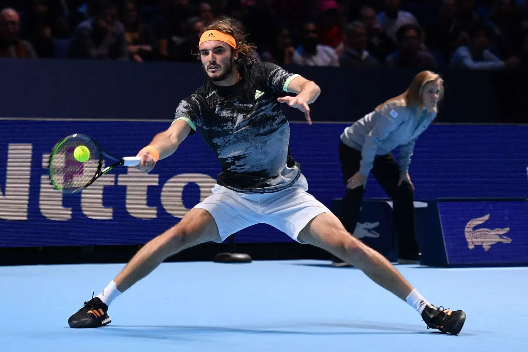 El griego Stefanos Tsitsipas se enfrenta al suizo Roger Federer durante el partido de semifinales de individuales masculinos  de tenis ATP World Tour Finals en el O2 Arena de Londres.
Foto: AFP