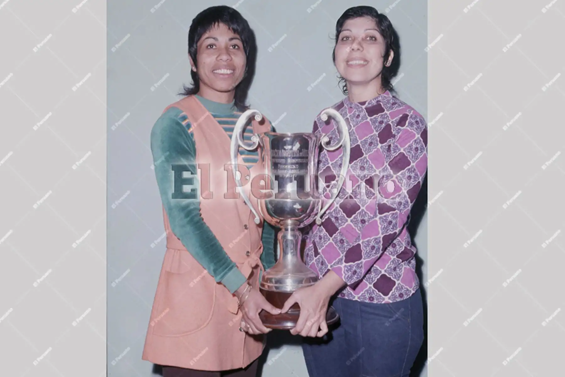 Lima - 1975 aprox. / Voleibolistas Irma Cordero y Pilancho Jiménez con el trofeo del campeonato sidamericano de 1964. 
Foto: Archivo Histórico de EL PERUANO Lima - 1975 aprox. / Voleibolistas Irma Cordero y Pilancho Jiménez con el trofeo del campeonato sidamericano de 1964. 
Foto: Archivo Histórico de EL PERUANO