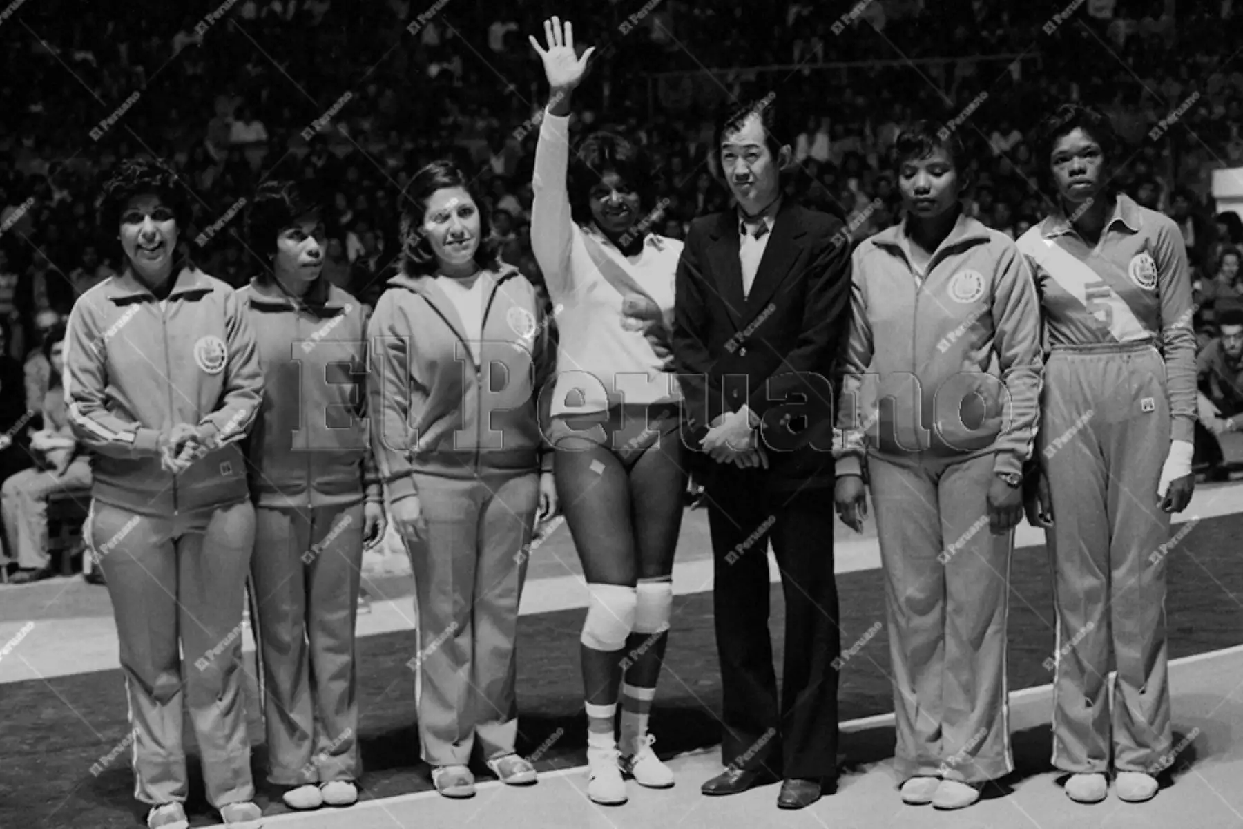 Lima - 25 setiembre 1979 / Despedida de  la destacada voleibolista Lucha Fuentes en el Coliseo Amauta. De iz a der: Pilancho Jiménez, Irma Cordero; Norma Velarde; Lucha Fuentes; Akira Kato, Ana María Ramírez y Ana Cecilia Carrillo. 
Foto: Archivo Histórico de El Peruano / Rómulo Luján Lima - 25 setiembre 1979 / Despedida de  la destacada voleibolista Lucha Fuentes en el Coliseo Amauta. De iz a der: Pilancho Jiménez, Irma Cordero; Norma Velarde; Lucha Fuentes; Akira Kato, Ana María Ramírez y Ana Cecilia Carrillo. 
Foto: Archivo Histórico de El Peruano / Rómulo Luján