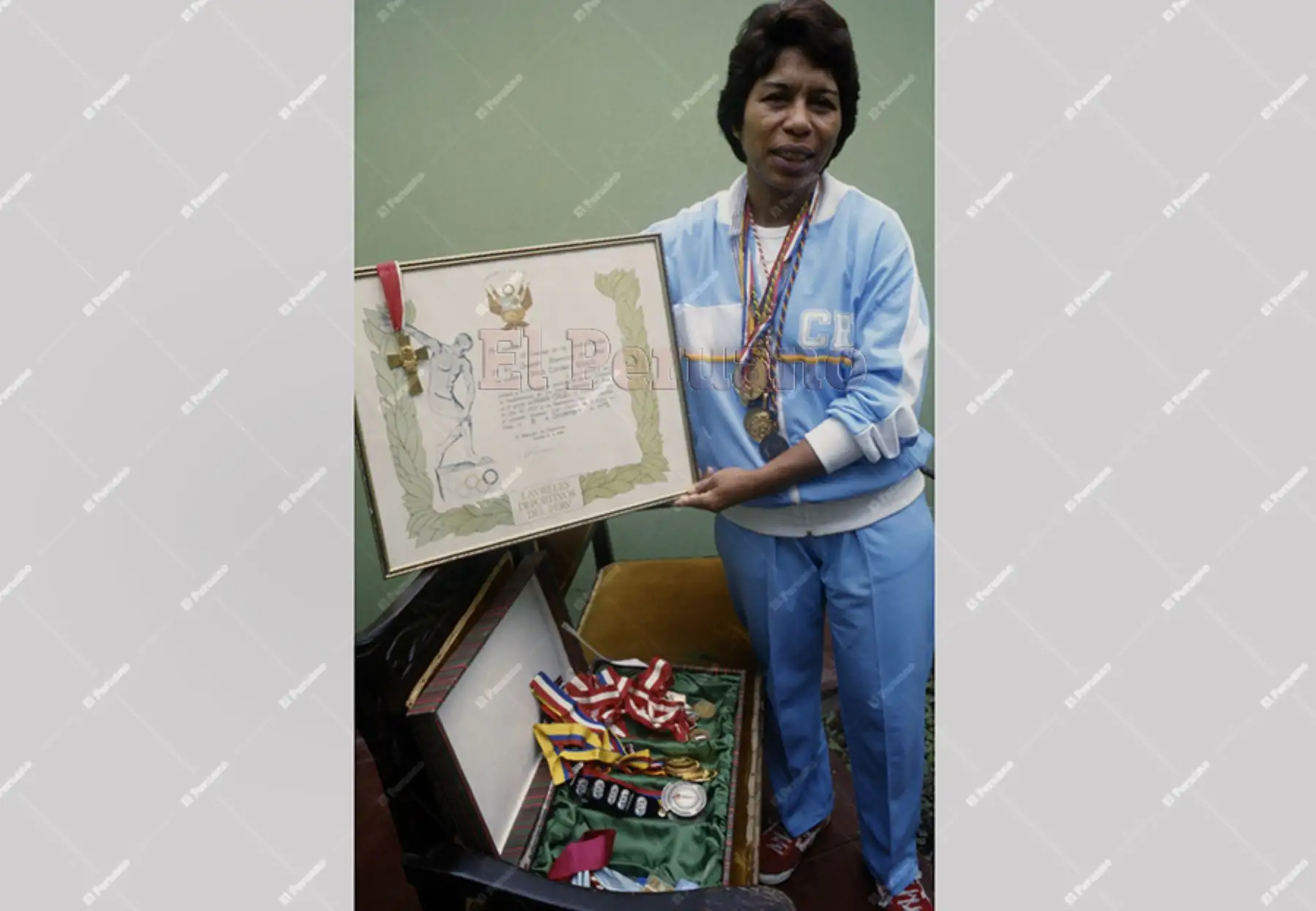 Lima - 25 octubre 1987 / Irma Cordero con el diploma de los laureles deportivos y sus medallas ganadas a lo largo de su trayectoria como voleibolista. 
Foto: Archivo Histórico de El Peruano. Lima - 25 octubre 1987 / Irma Cordero con el diploma de los laureles deportivos y sus medallas ganadas a lo largo de su trayectoria como voleibolista. 
Foto: Archivo Histórico de El Peruano.