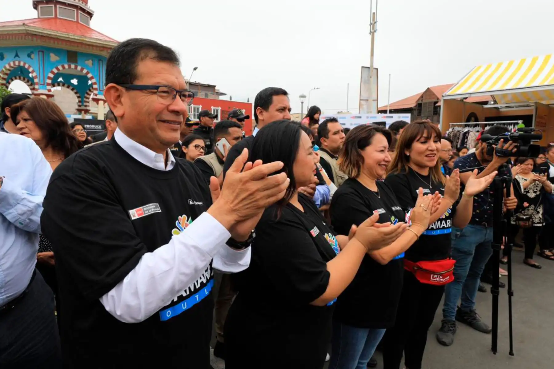 La ministra de la Producción, Rocío Barrios, inauguró hoy oficialmente el "Gamarra Outlet", en compañía de los titulares de Educación, Flor Pablo; Justicia y Derechos Humanos, Ana Revilla; y de Agricultura y Riego, Jorge Luis Montenegro en el distrito de San Miguel.
Foto: ANDINA/Difusión