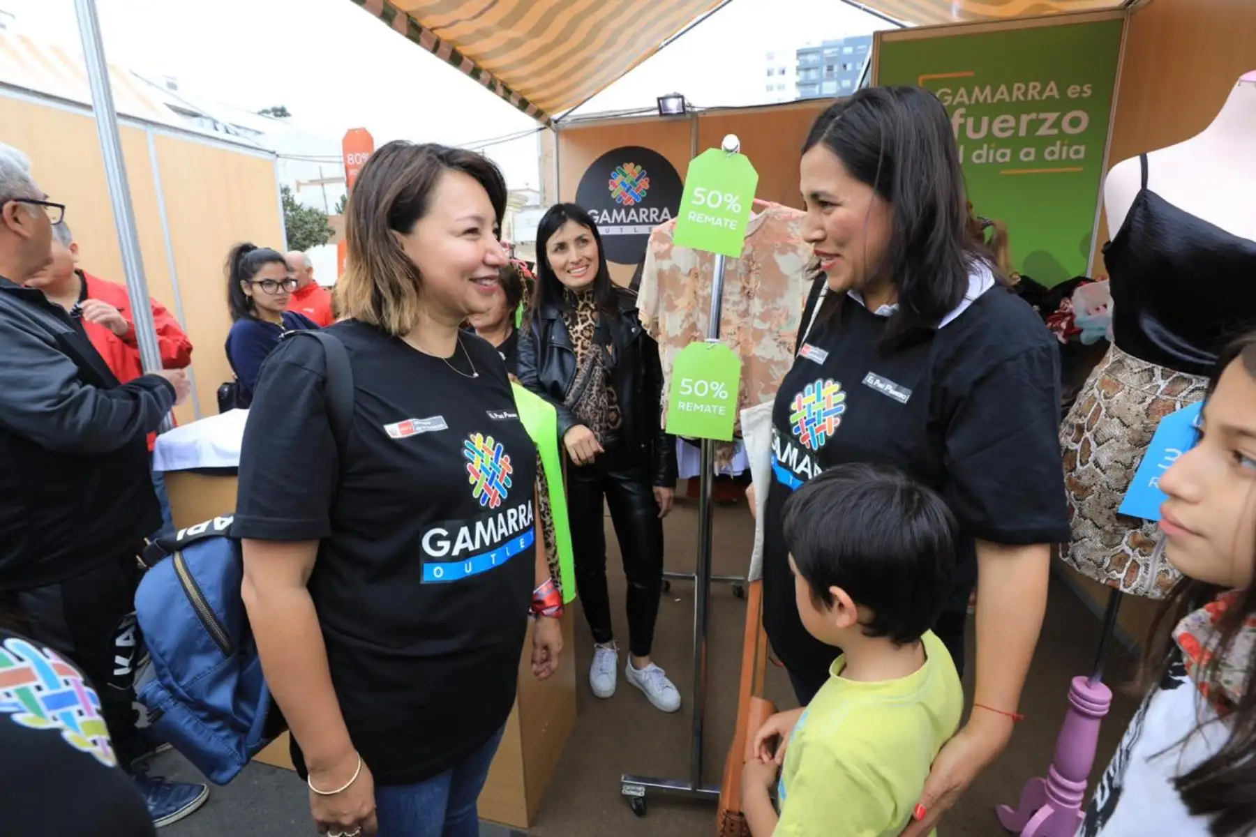 La ministra de la Producción, Rocío Barrios, inauguró hoy oficialmente el "Gamarra Outlet", en compañía de la titular de Educación Flor Pablo el distrito de San Miguel.
Foto: ANDINA/Difusión