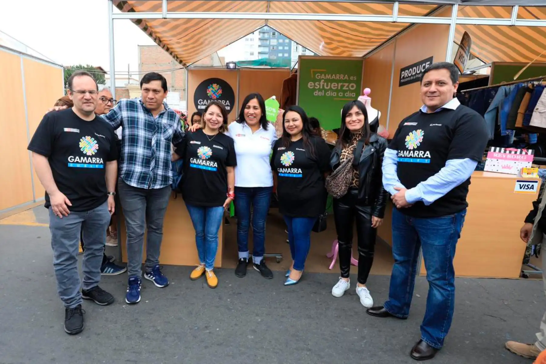 La ministra de la Producción, Rocío Barrios, inauguró hoy oficialmente el "Gamarra Outlet", en compañía de los titulares de Educación, Flor Pablo; Justicia y Derechos Humanos, Ana Revilla; y de Agricultura y Riego, Jorge Luis Montenegro en el distrito de San Miguel.
Foto: ANDINA/Difusión