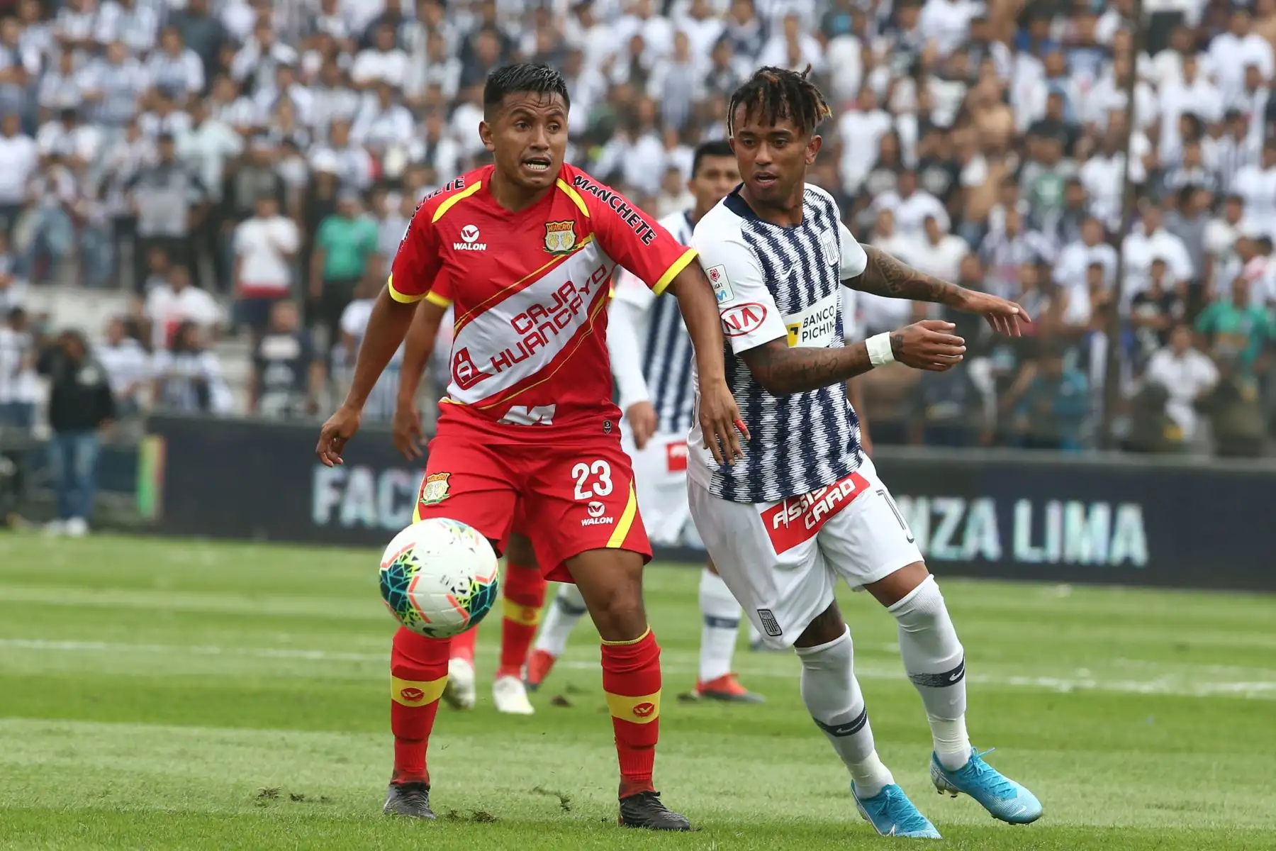 Joazhino Arroé de Alianza Lima disputa el balon ante jugador  Sport Huancayo por la fecha 16 del Torneo Clausura de la Liga 1en el estadio Alejandro Villanueva de La Victoria.
Foto: ANDINA/Vidal Tarqui