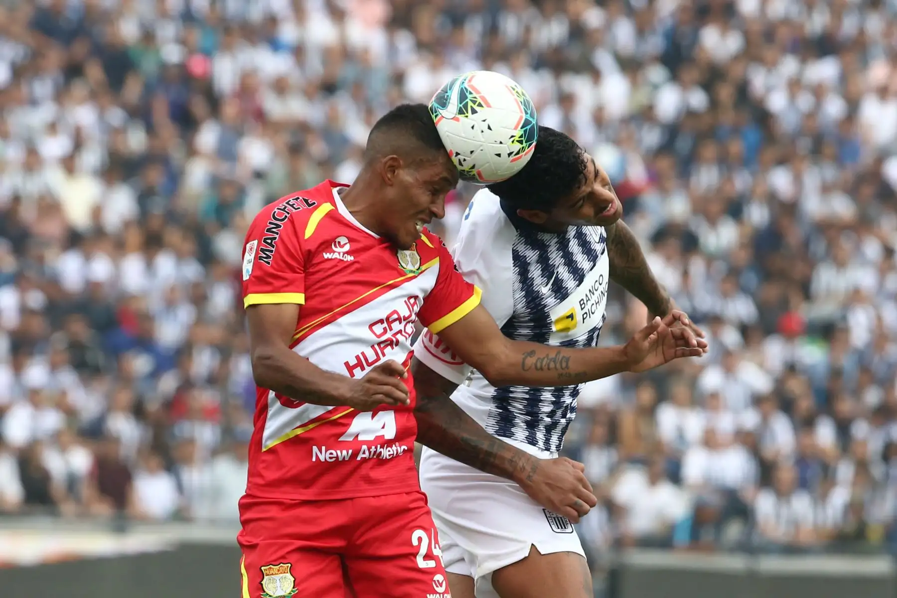 Adrián Balboa de Alianza Lima disputa el balon ante jugador  Sport Huancayo por la fecha 16 del Torneo Clausura de la Liga 1en el estadio Alejandro Villanueva de La Victoria.
Foto: ANDINA/Vidal Tarqui