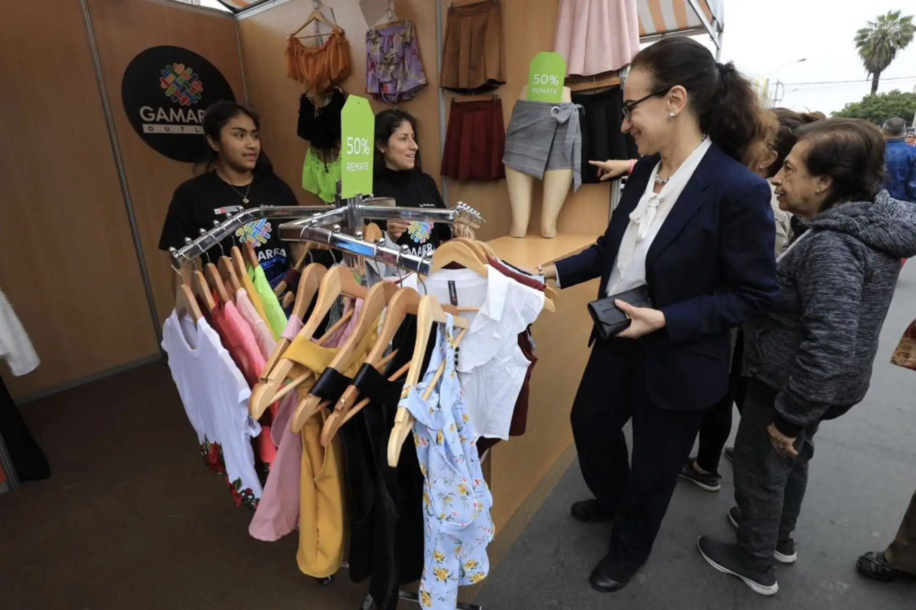 Se inauguró oficialmente  "Gamarra Outlet" en el distrito de San Miguel.
Esta feria itinerante, realizada  a través del Programa Tu Empresa del PRODUCE, proyecta superar los S/ 150 000 en ventas, a favor de los empresarios mype
Foto: ANDINA/Difusión