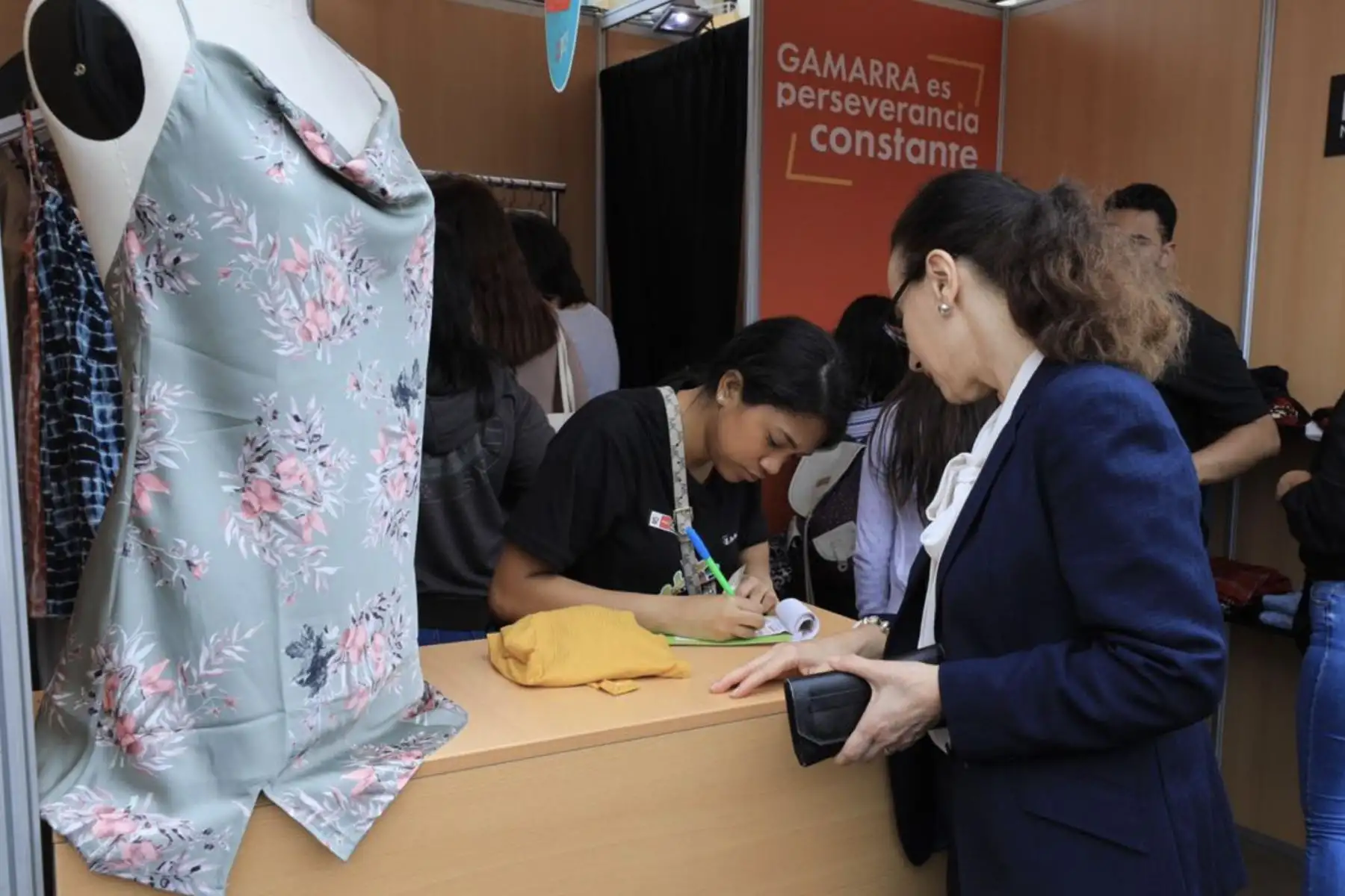 Se inauguró oficialmente  "Gamarra Outlet" en el distrito de San Miguel.
Esta feria itinerante, realizada  a través del Programa Tu Empresa del PRODUCE, proyecta superar los S/ 150 000 en ventas, a favor de los empresarios mype
Foto: ANDINA/Difusión