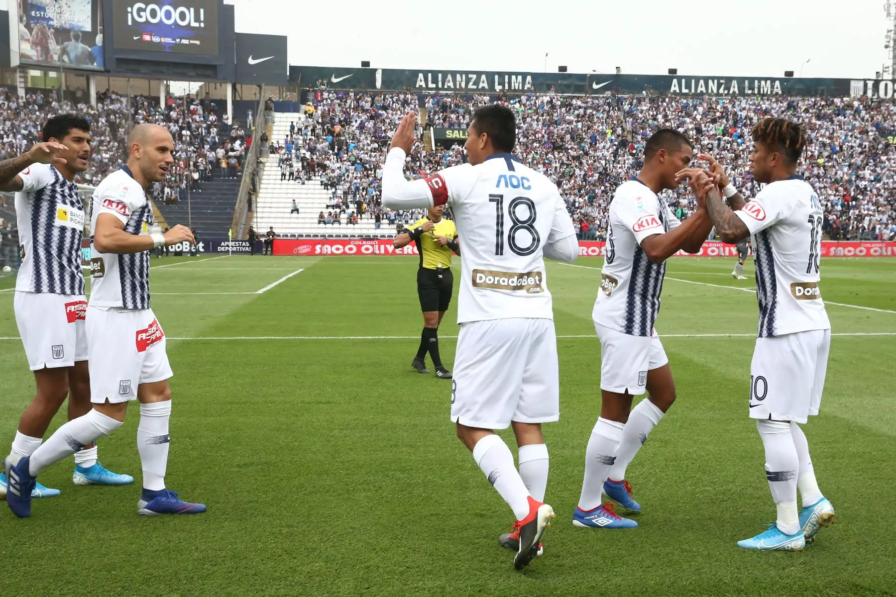 Joazhino Arroé de Alianza Lima disputa el balon ante jugador  Sport Huancayo por la fecha 16 del Torneo Clausura de la Liga 1en el estadio Alejandro Villanueva de La Victoria. Foto: ANDINA/Vidal Tarqui