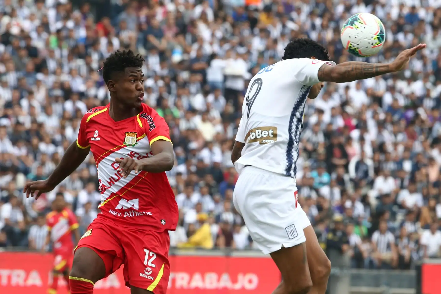 Anthony fuentes de Sport Huancayo chocan con Adrián Balboa de Alianza Lima disputa el balon ante jugador  Sport Huancayo por la fecha 16 del Torneo Clausura de la Liga 1en el estadio Alejandro Villanueva de La Victoria. Foto: ANDINA/Vidal Tarqui
