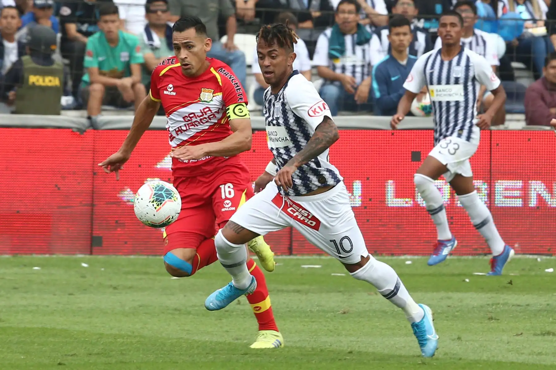 Joazhino Arroé de Alianza Lima disputa el balon ante jugador Manuel Corrales de Sport Huancayo por la fecha 16 del Torneo Clausura de la Liga 1en el estadio Alejandro Villanueva de La Victoria. Foto: ANDINA/Vidal Tarqui