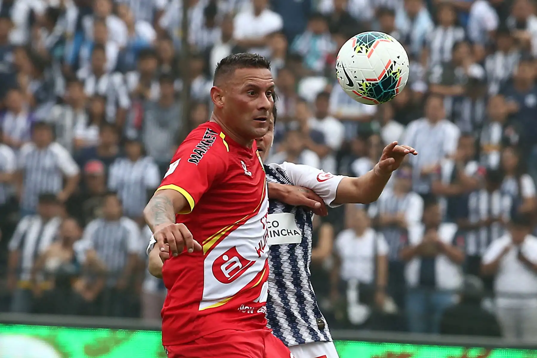 Joazhino Arroé de Alianza Lima disputa el balon ante jugador  Sport Huancayo por la fecha 16 del Torneo Clausura de la Liga 1en el estadio Alejandro Villanueva de La Victoria. Foto: ANDINA/Vidal Tarqui