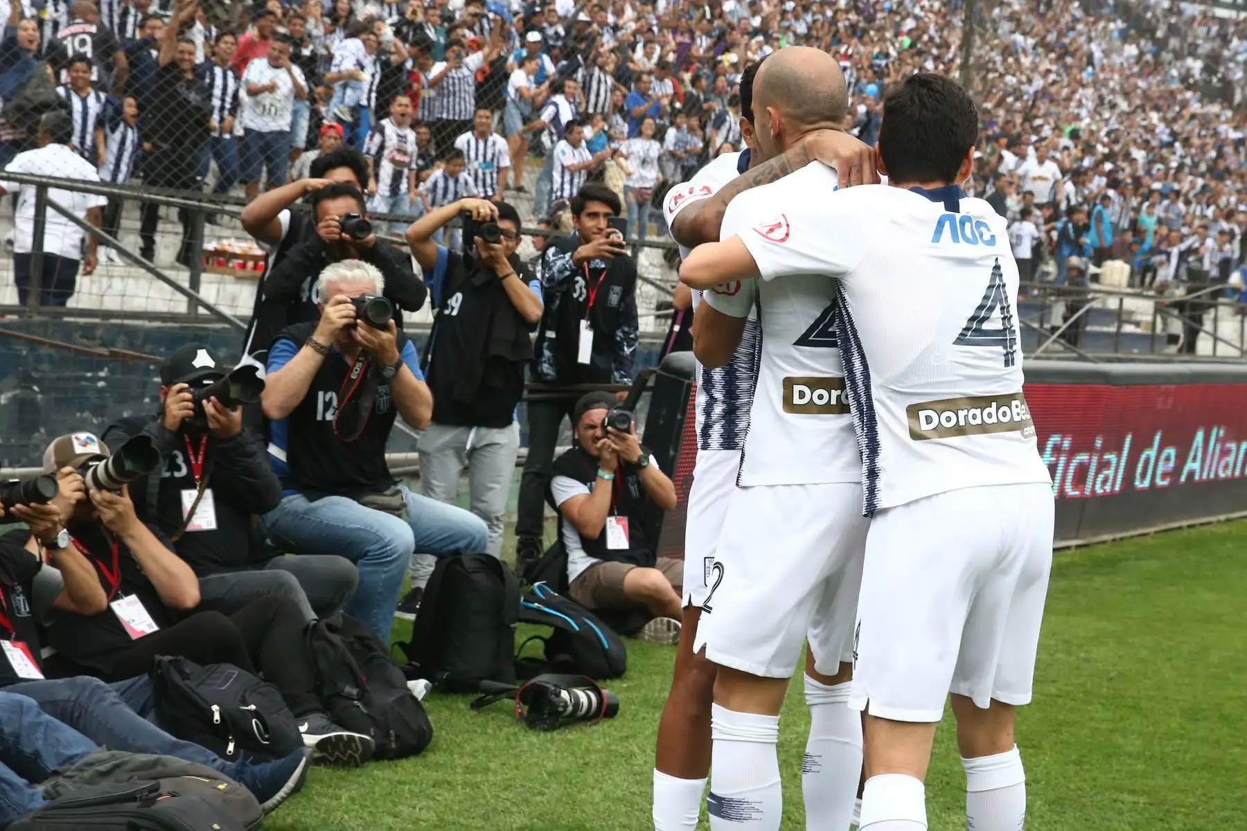 Joazhino Arroé de Alianza Lima disputa el balon ante jugador  Sport Huancayo por la fecha 16 del Torneo Clausura de la Liga 1en el estadio Alejandro Villanueva de La Victoria. Foto: ANDINA/Vidal Tarqui