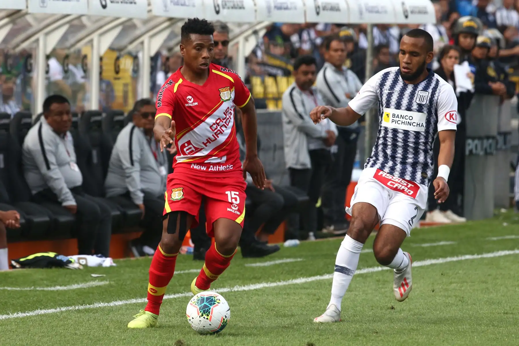 Héctor Salazar de Alianza Lima disputa el balon ante jugador Jorge Bazan de Sport Huancayo por la fecha 16 del Torneo Clausura de la Liga 1en el estadio Alejandro Villanueva de La Victoria. Foto: ANDINA/Vidal Tarqui