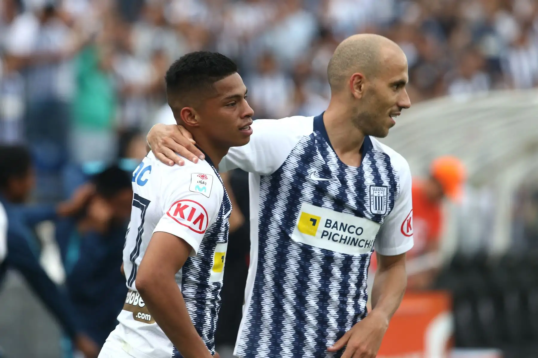 Kevin Quevedo y Federico Rodriguez celebra el gol de Alianza Lima ante  Sport Huancayo por la fecha 16 del Torneo Clausura de la Liga 1en el estadio Alejandro Villanueva de La Victoria.
Foto: ANDINA/Vidal Tarqui