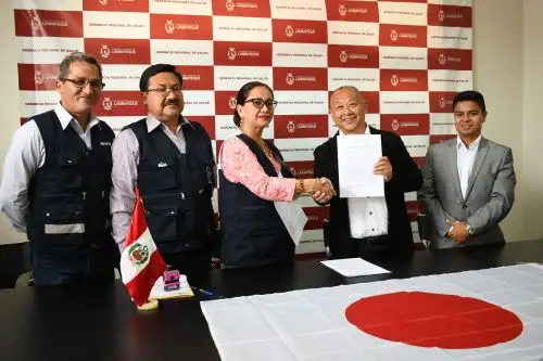 La gerenta regional de Salud de Lambayeque, María Esther Collantes,suscribió convenio con el presidente de la empresa japonesa Ability Internacional CO, Yoshitake Inaga, para instalar plantas piloto en Mórrope y Pacora.